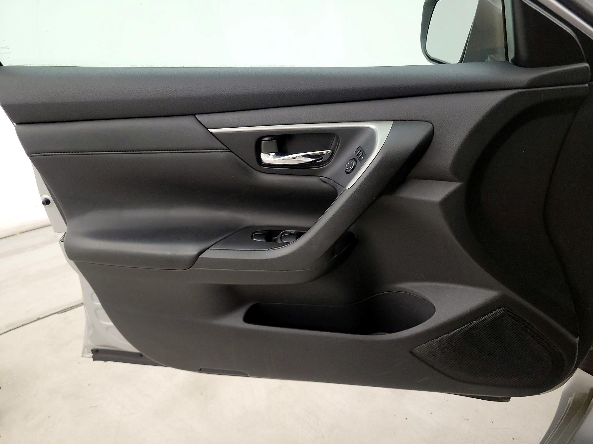 Thumbnail: 2015 Nissan Altima - 12