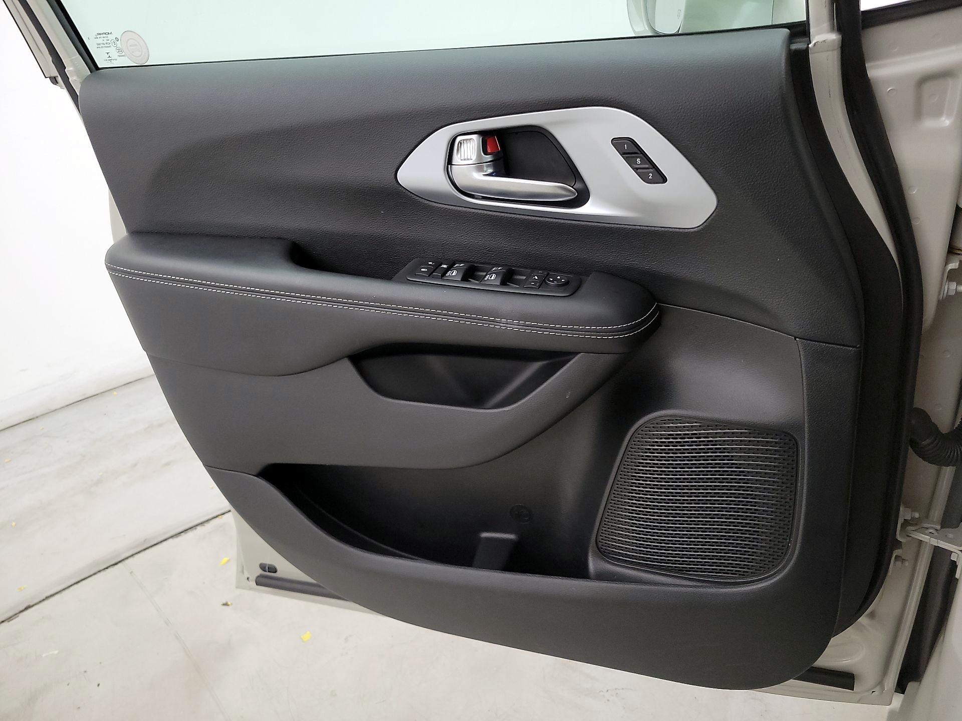 Thumbnail: 2020 Chrysler Pacifica - 12