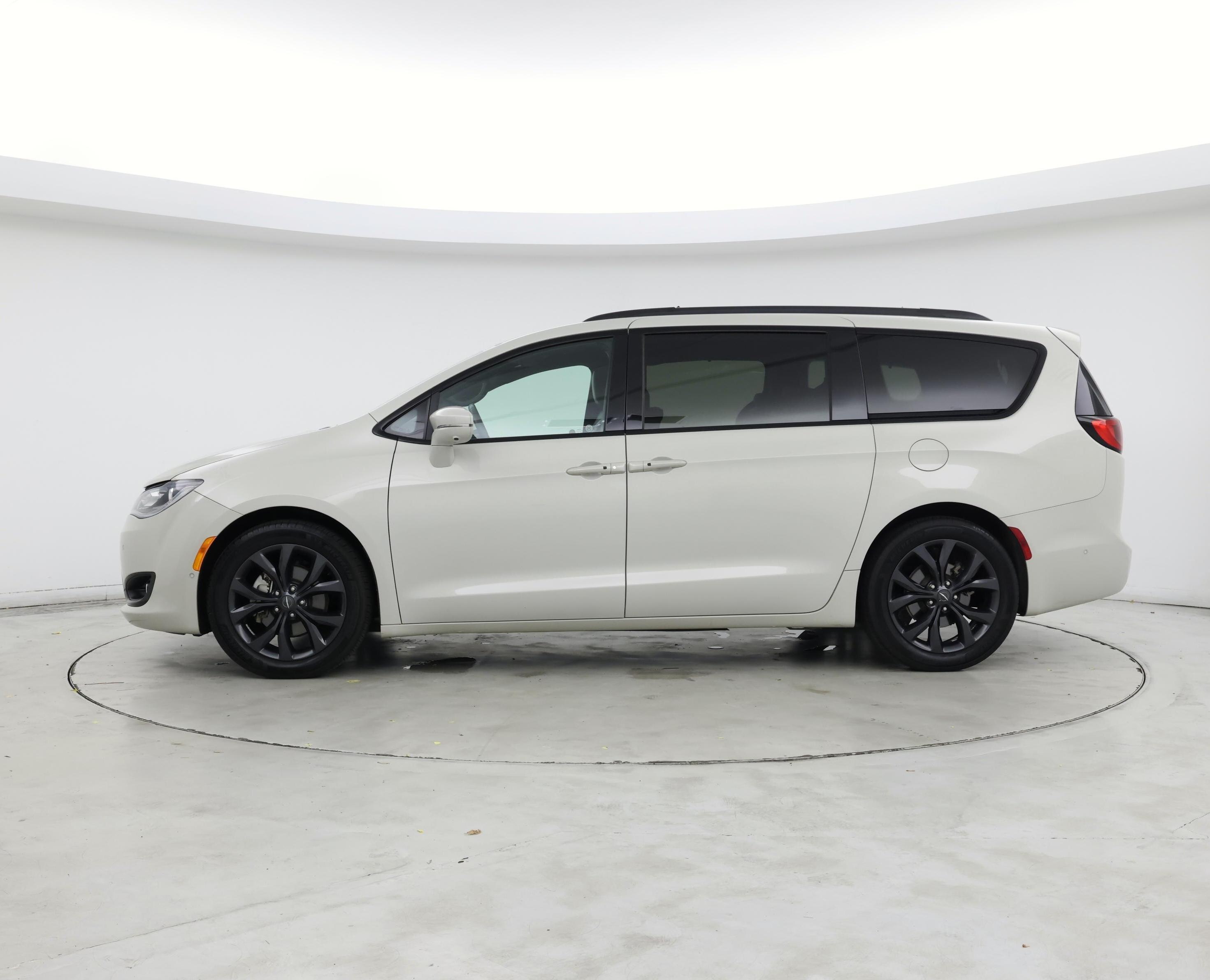 Thumbnail: 2020 Chrysler Pacifica - 3
