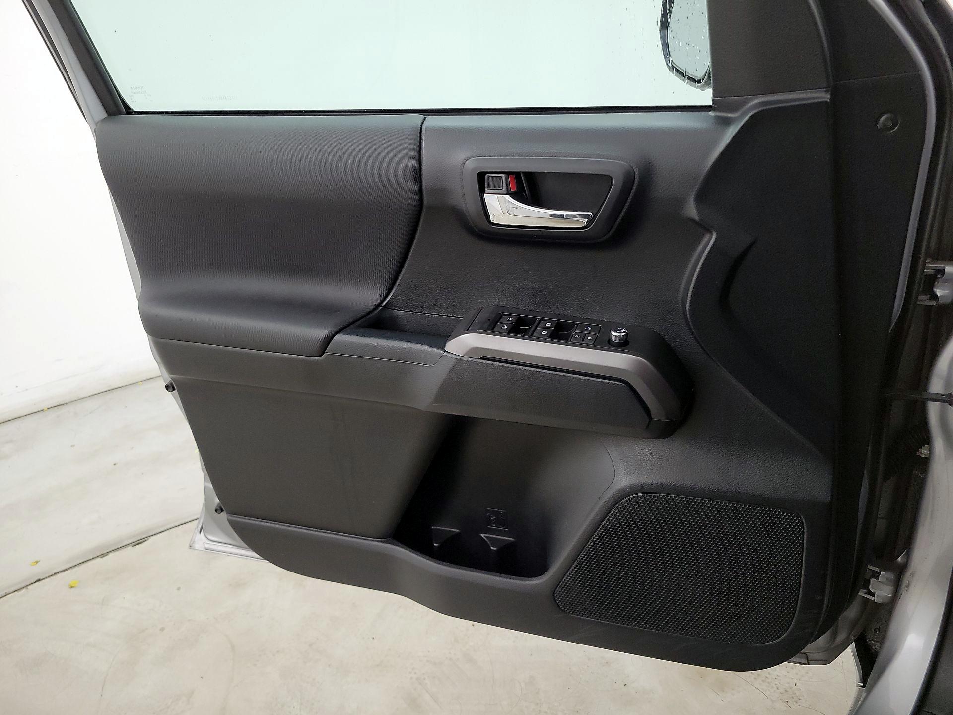 Thumbnail: 2016 Toyota Tacoma - 12