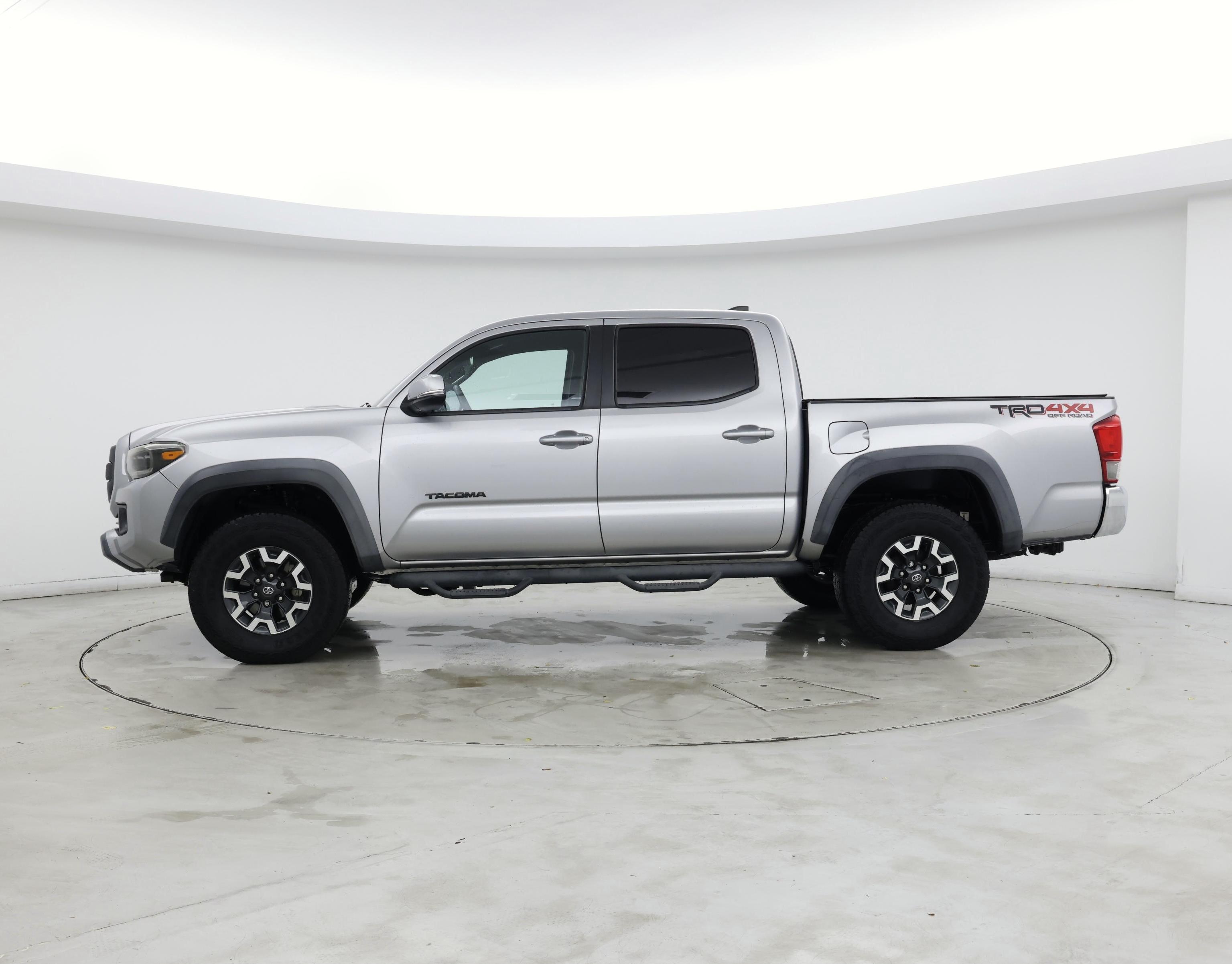 Thumbnail: 2016 Toyota Tacoma - 3