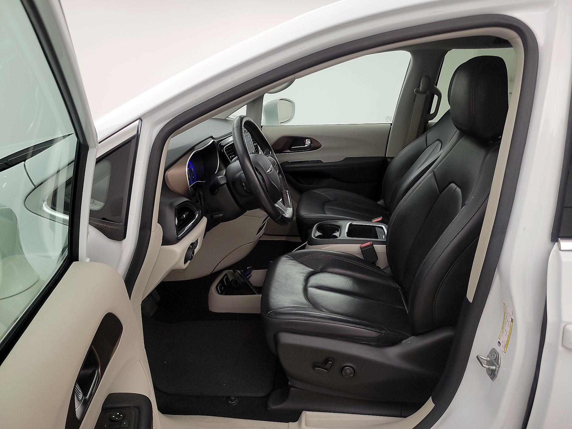 Thumbnail: 2019 Chrysler Pacifica - 11