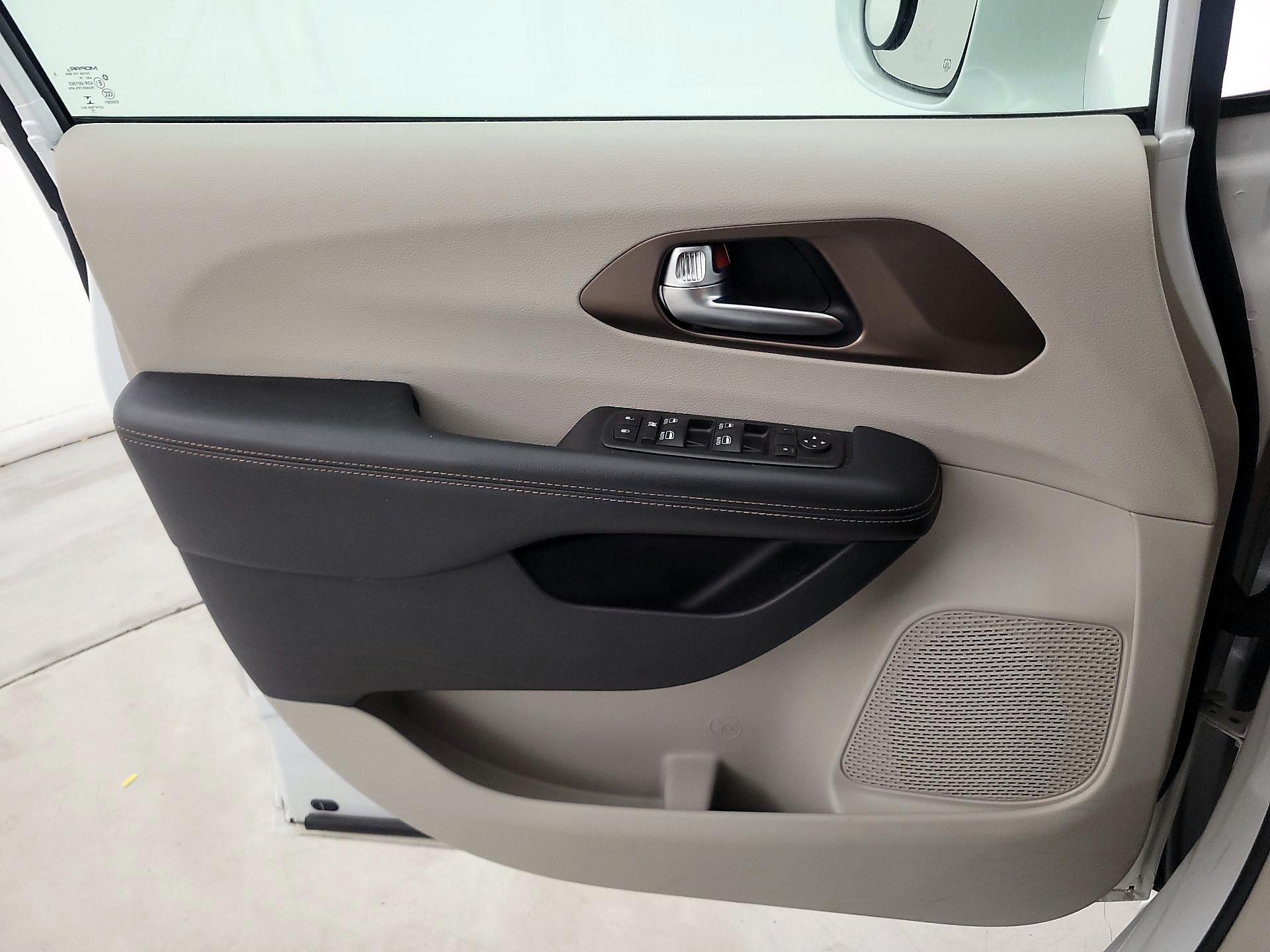 Thumbnail: 2019 Chrysler Pacifica - 12