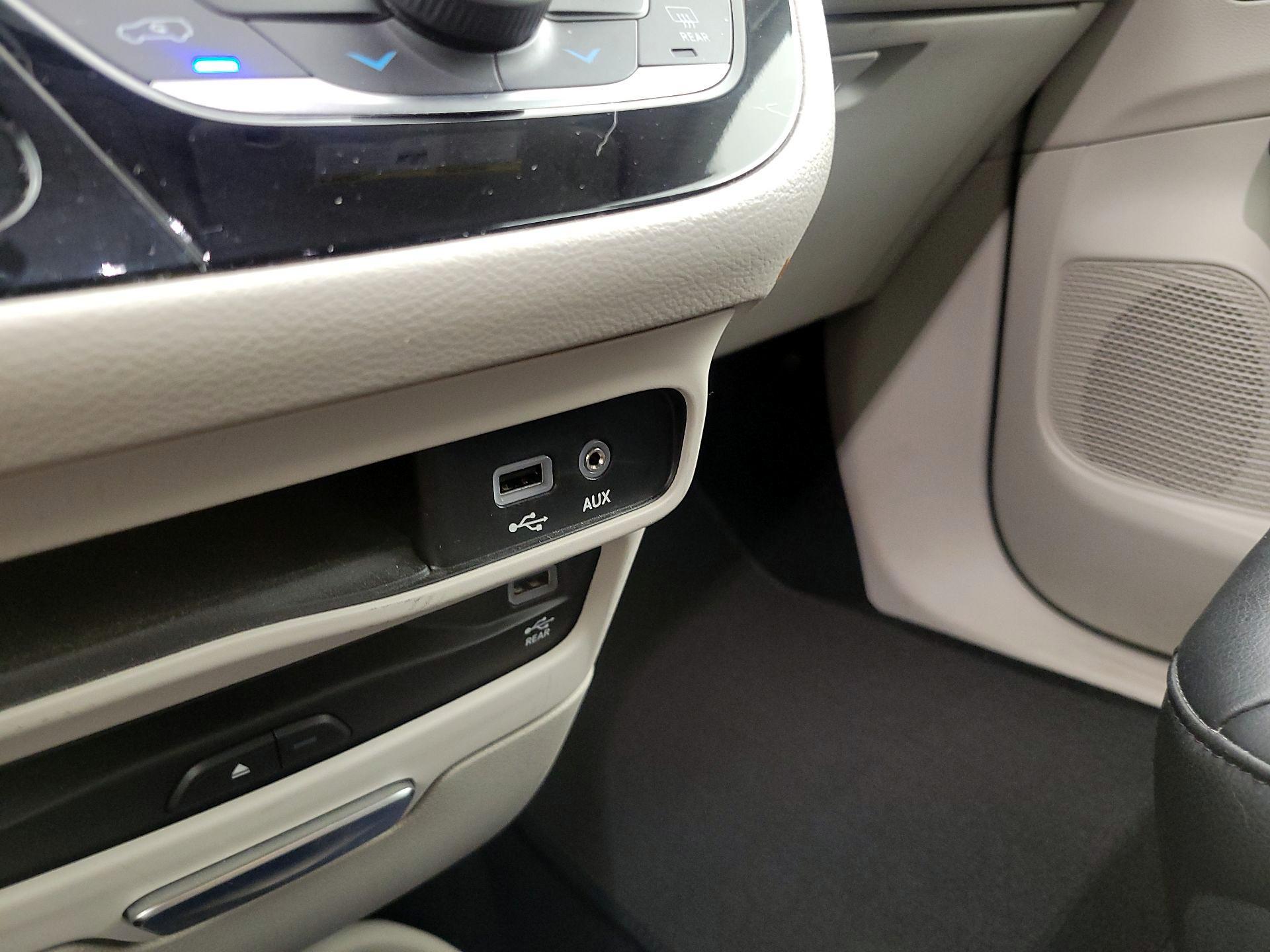 Thumbnail: 2019 Chrysler Pacifica - 18