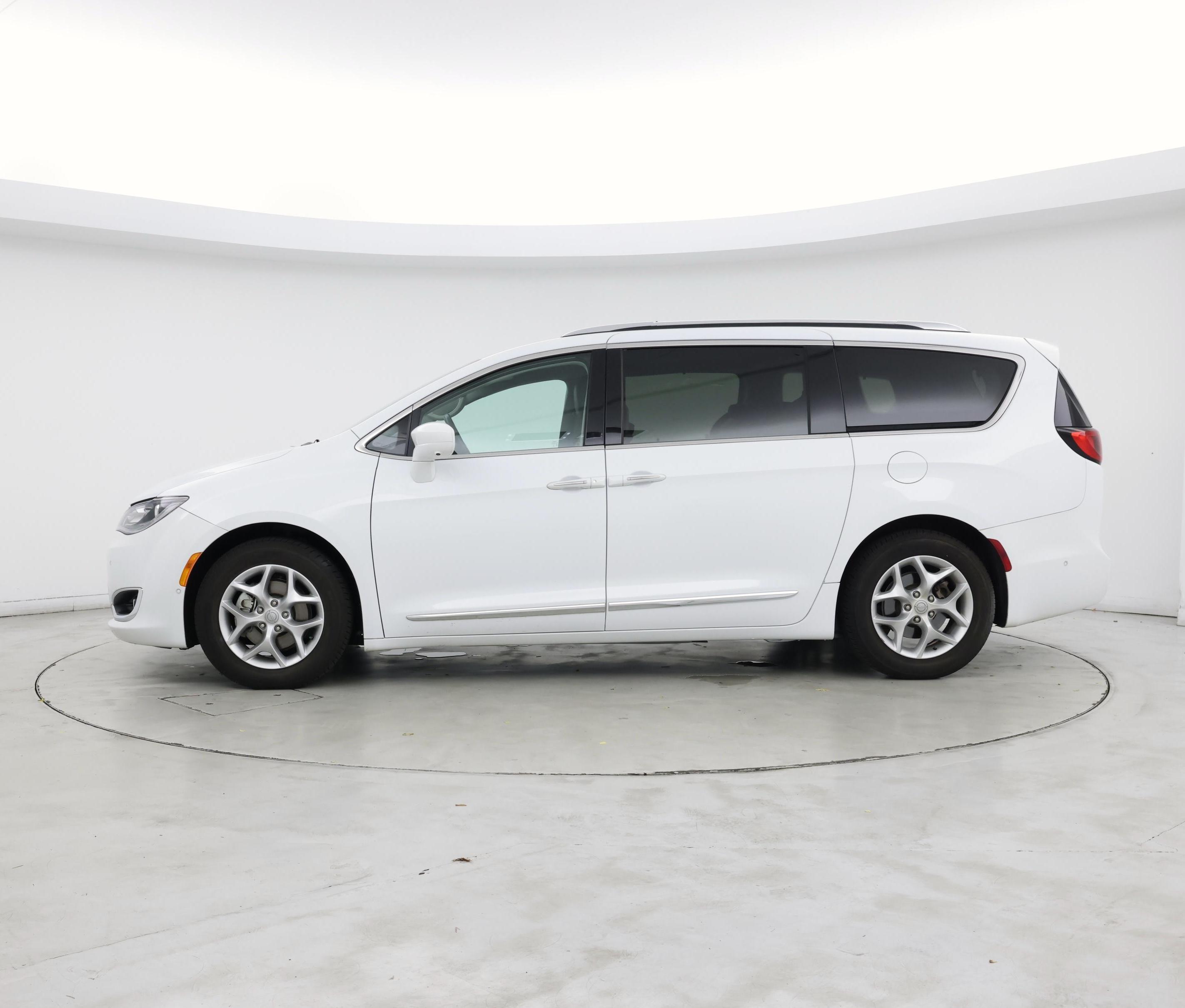 Thumbnail: 2019 Chrysler Pacifica - 3