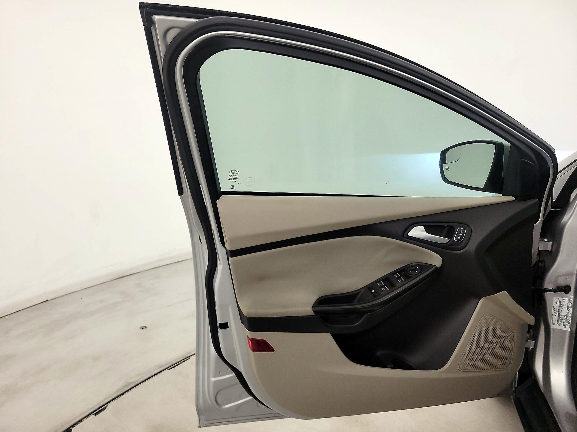 Thumbnail: 2015 Ford Focus - 12