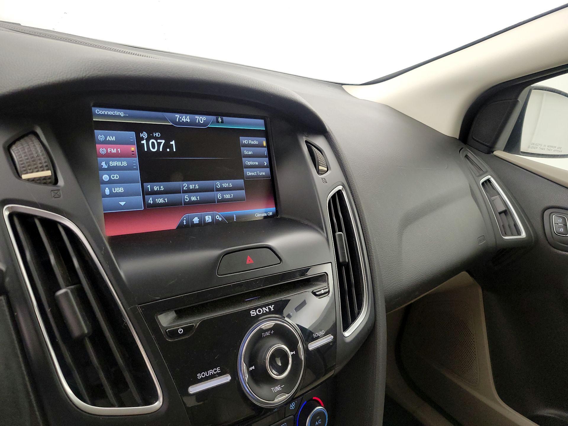 Thumbnail: 2015 Ford Focus - 16