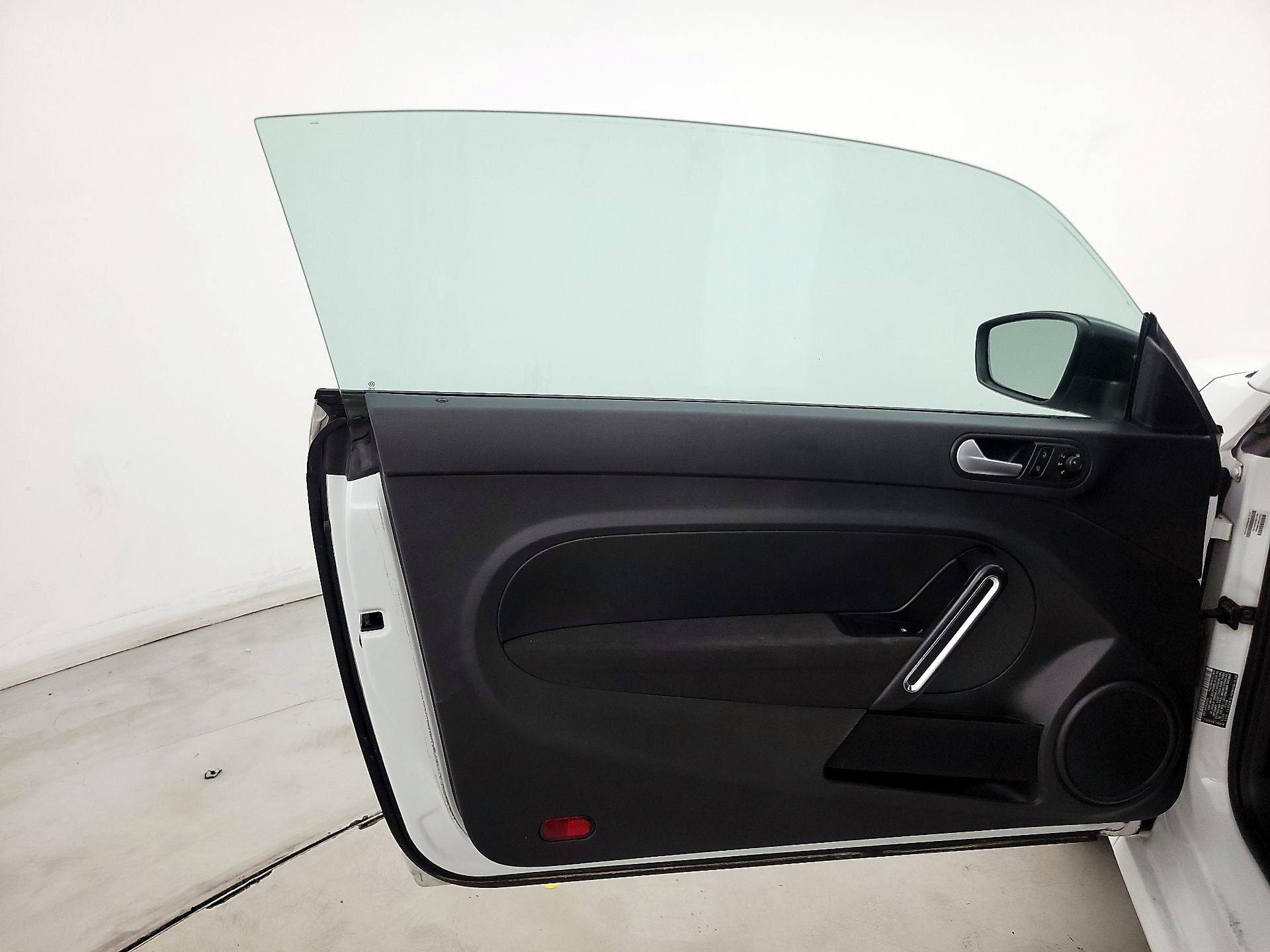 Thumbnail: 2015 Volkswagen Beetle - 12