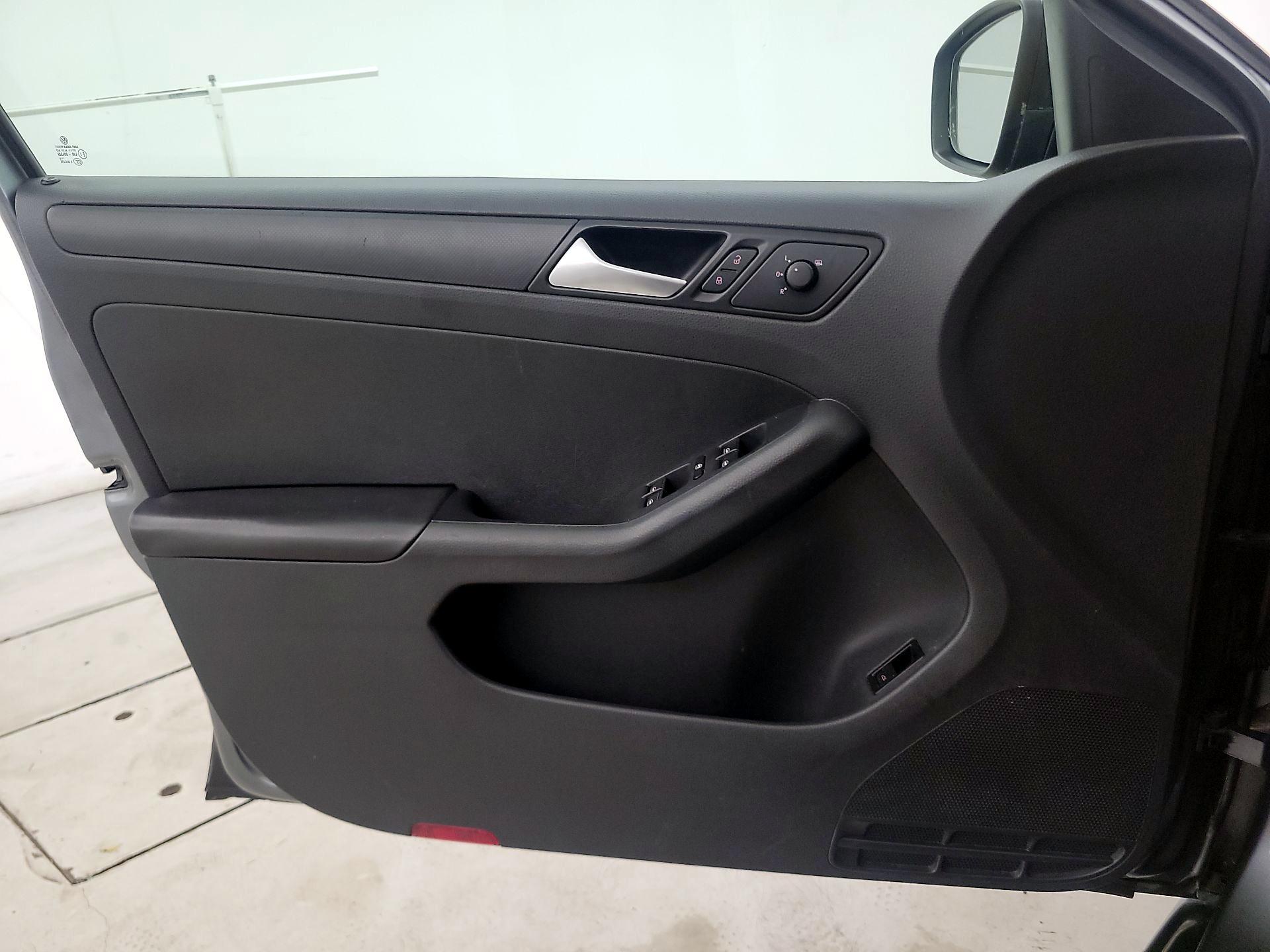 Thumbnail: 2014 Volkswagen Jetta - 10