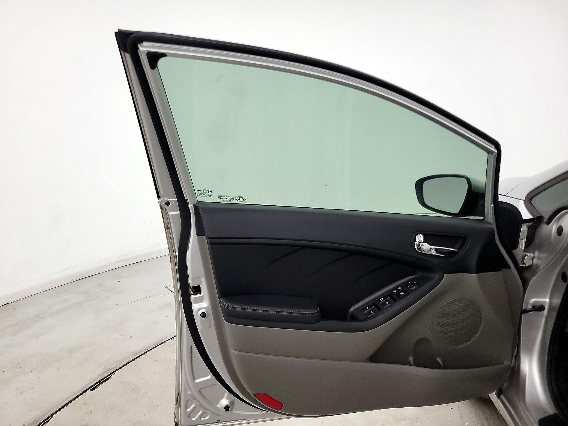 Thumbnail: 2015 Kia Forte - 12