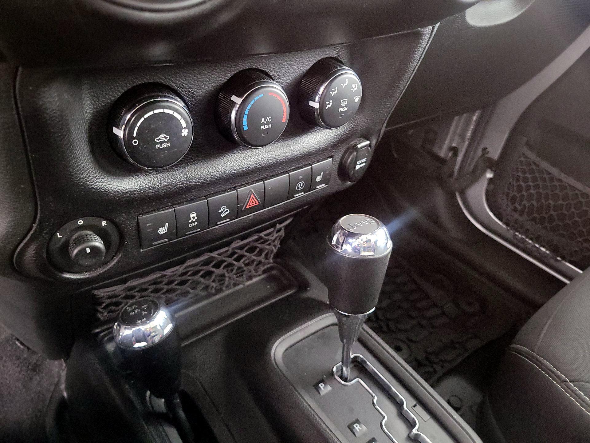 Thumbnail: 2015 Jeep Wrangler - 16