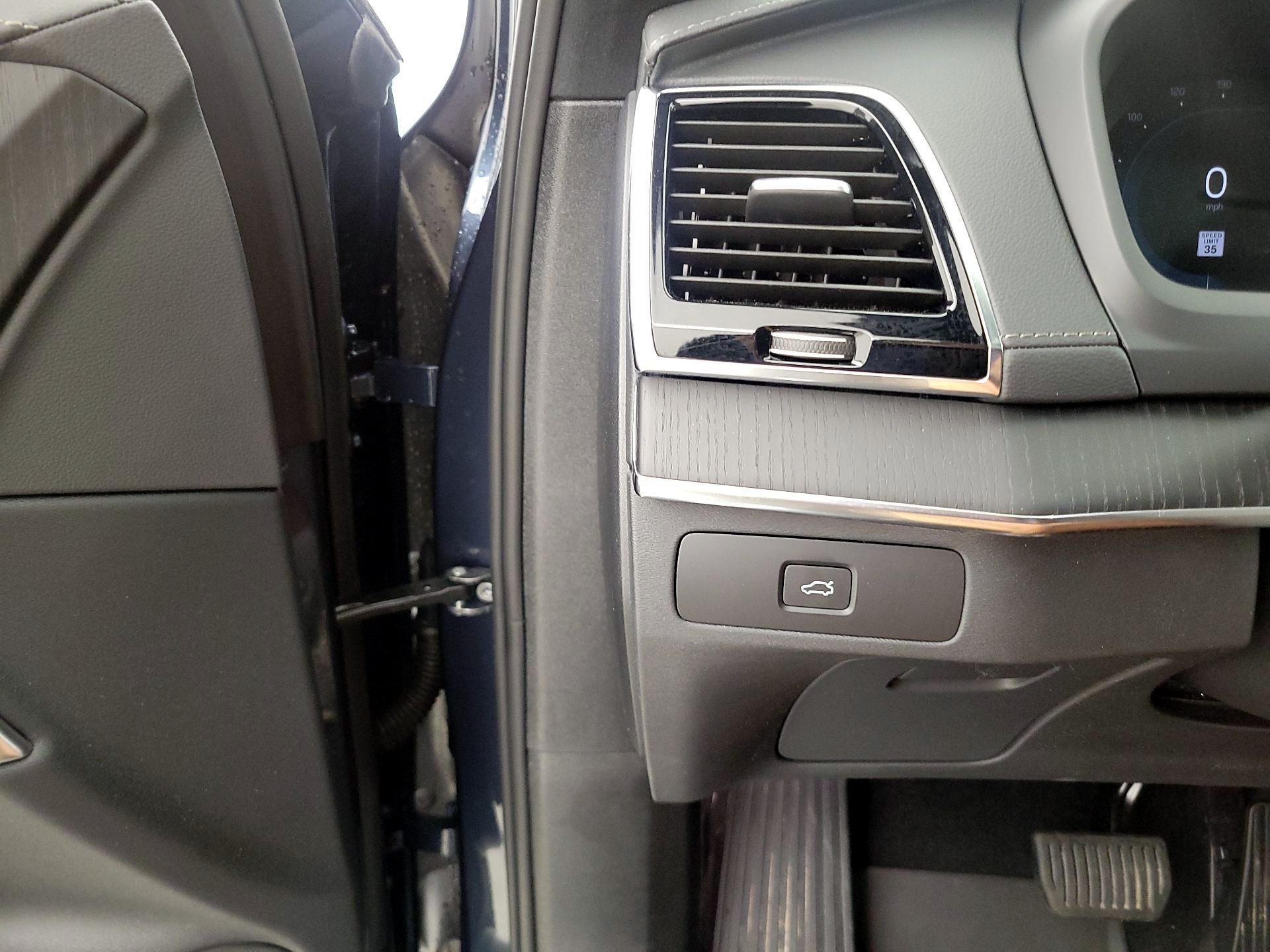 Thumbnail: 2025 Volvo XC90 - 13