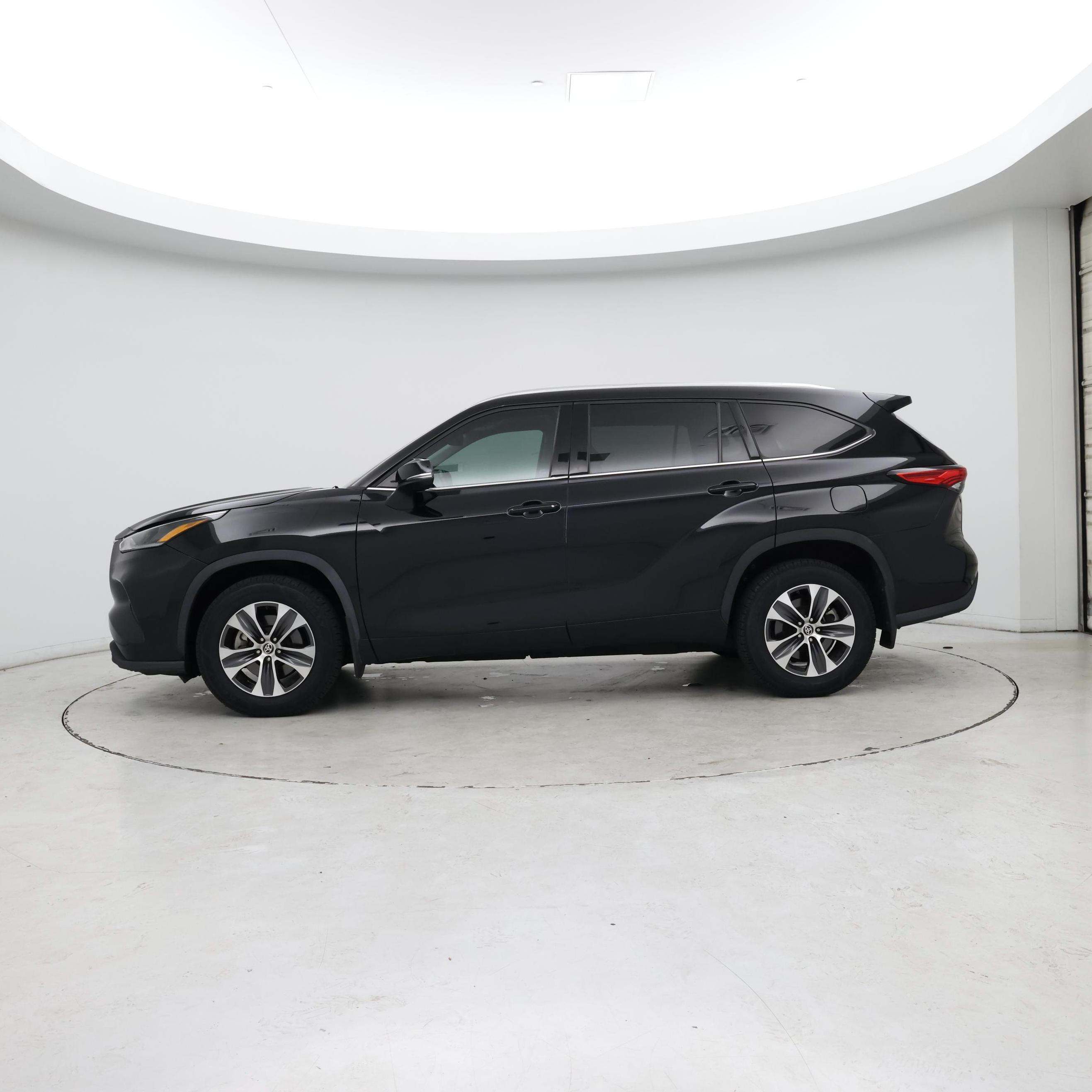 Thumbnail: 2021 Toyota Highlander - 3