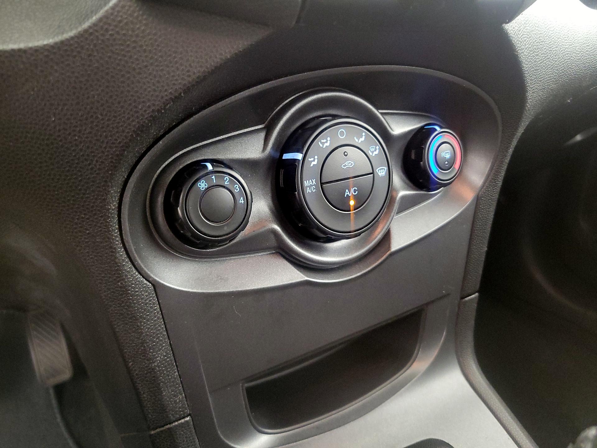 Thumbnail: 2014 Ford Fiesta - 15