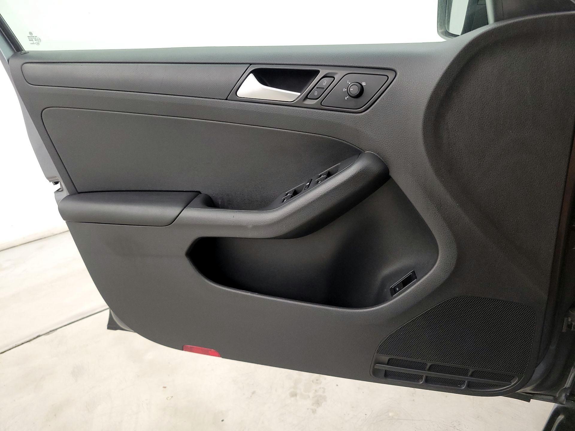 Thumbnail: 2015 Volkswagen Jetta - 12