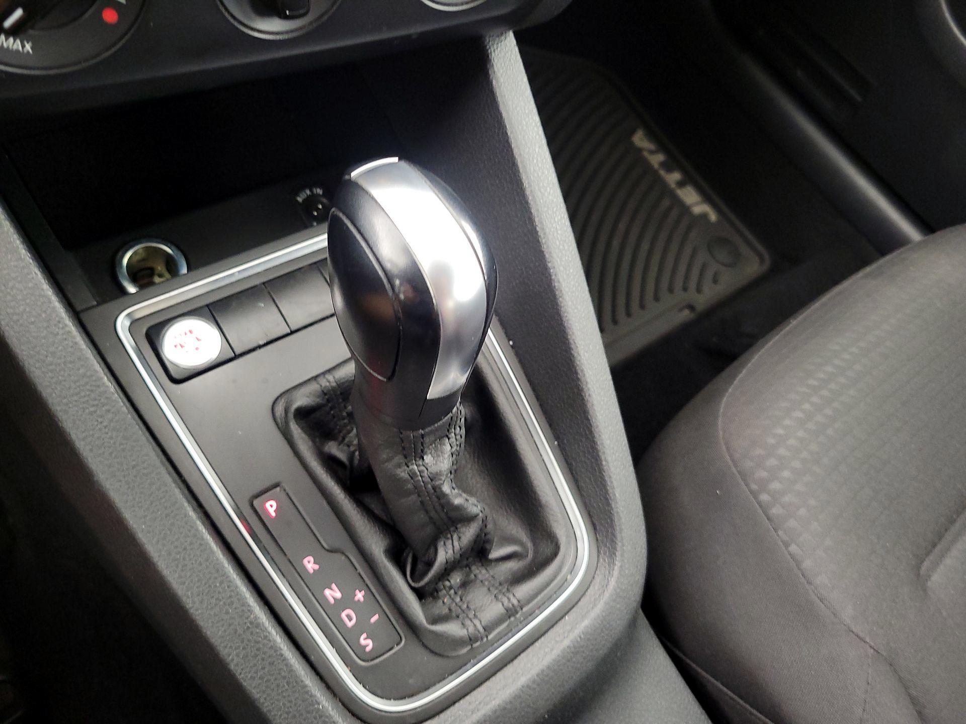 Thumbnail: 2015 Volkswagen Jetta - 17