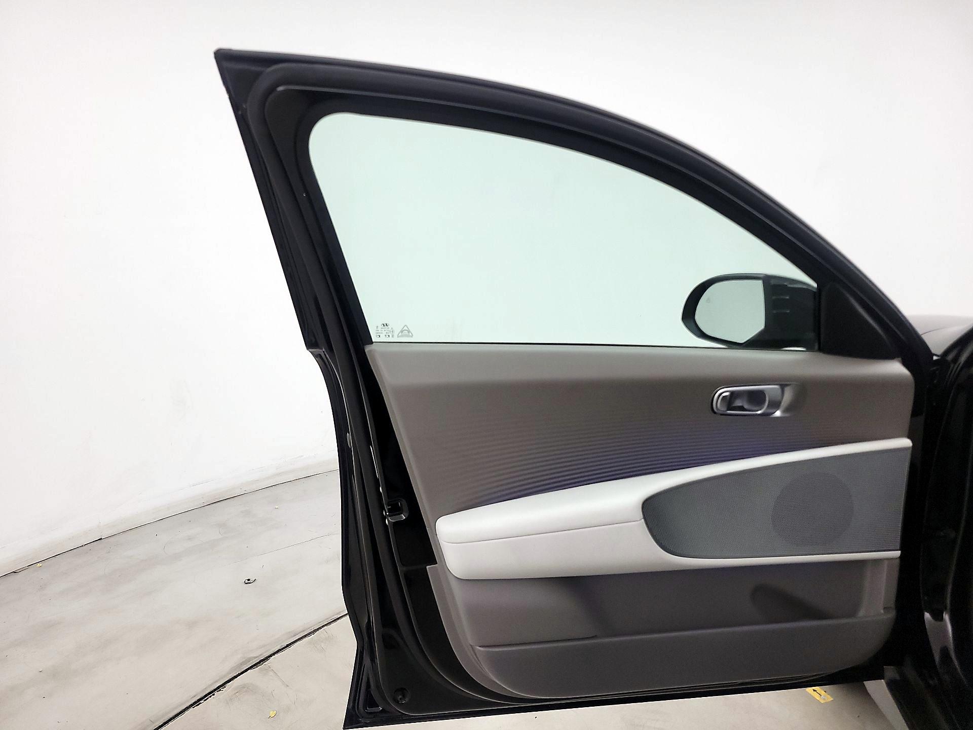 Thumbnail: 2023 Hyundai Ioniq 6 - 12