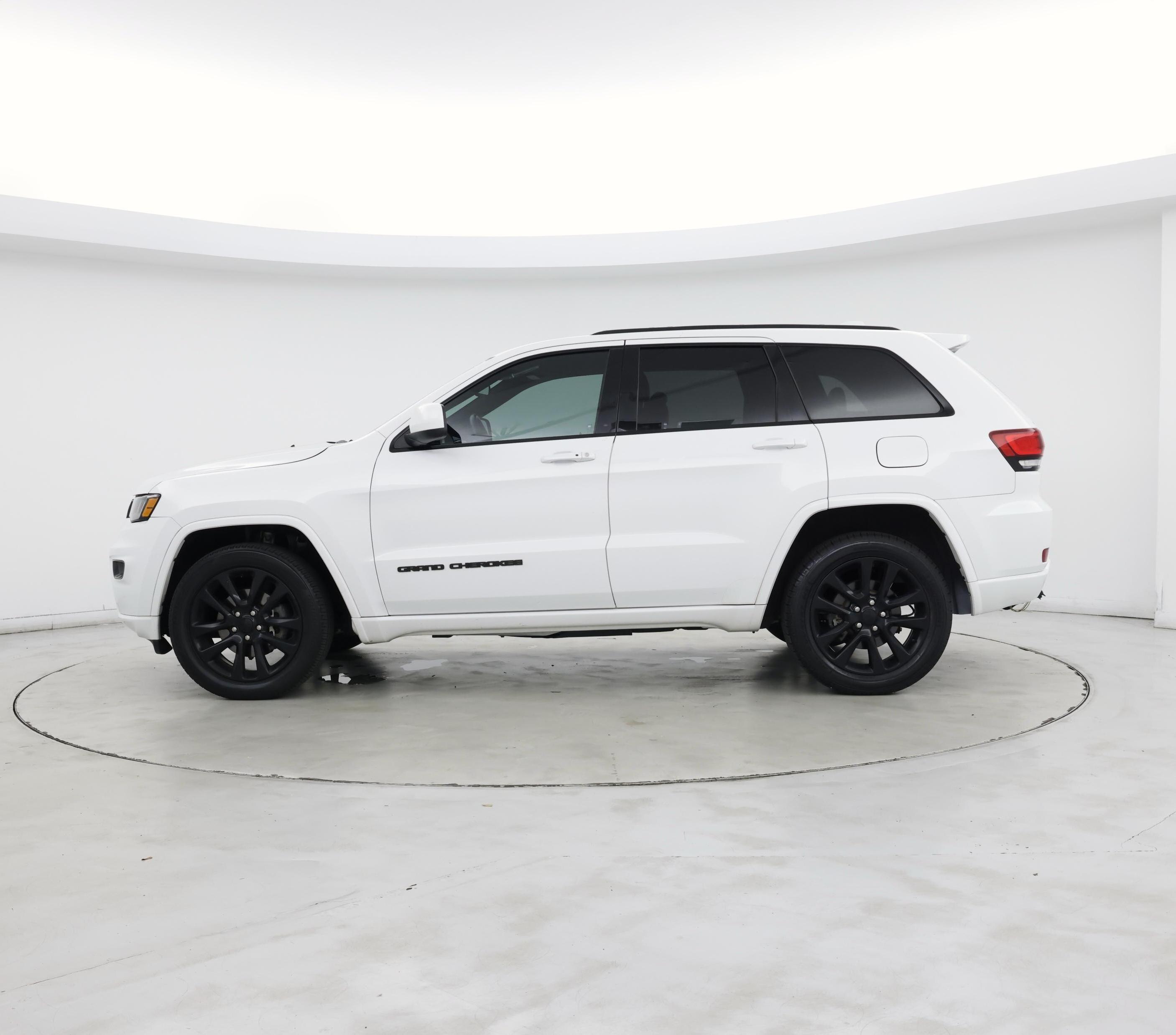 Thumbnail: 2018 Jeep Grand Cherokee - 3