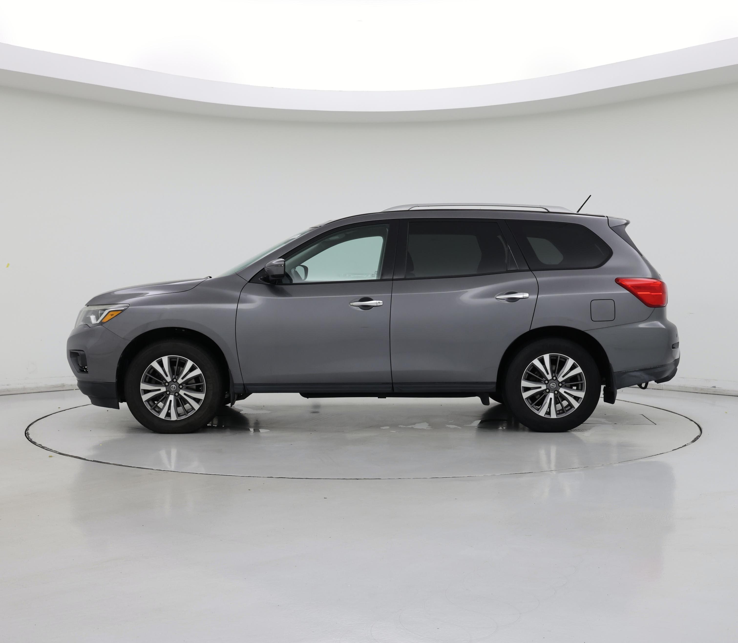 Thumbnail: 2017 Nissan Pathfinder - 3