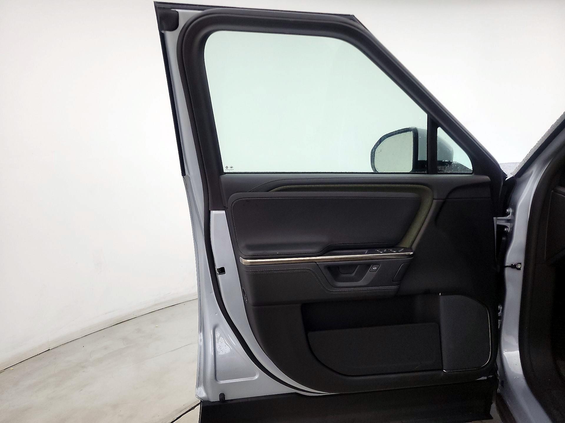 Thumbnail: 2025 Rivian R1T - 12