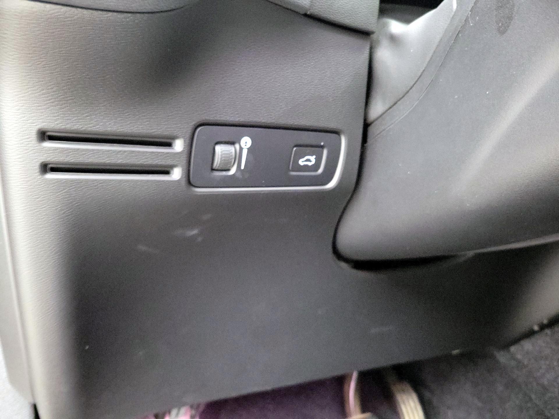 Thumbnail: 2022 Volvo C40 - 13