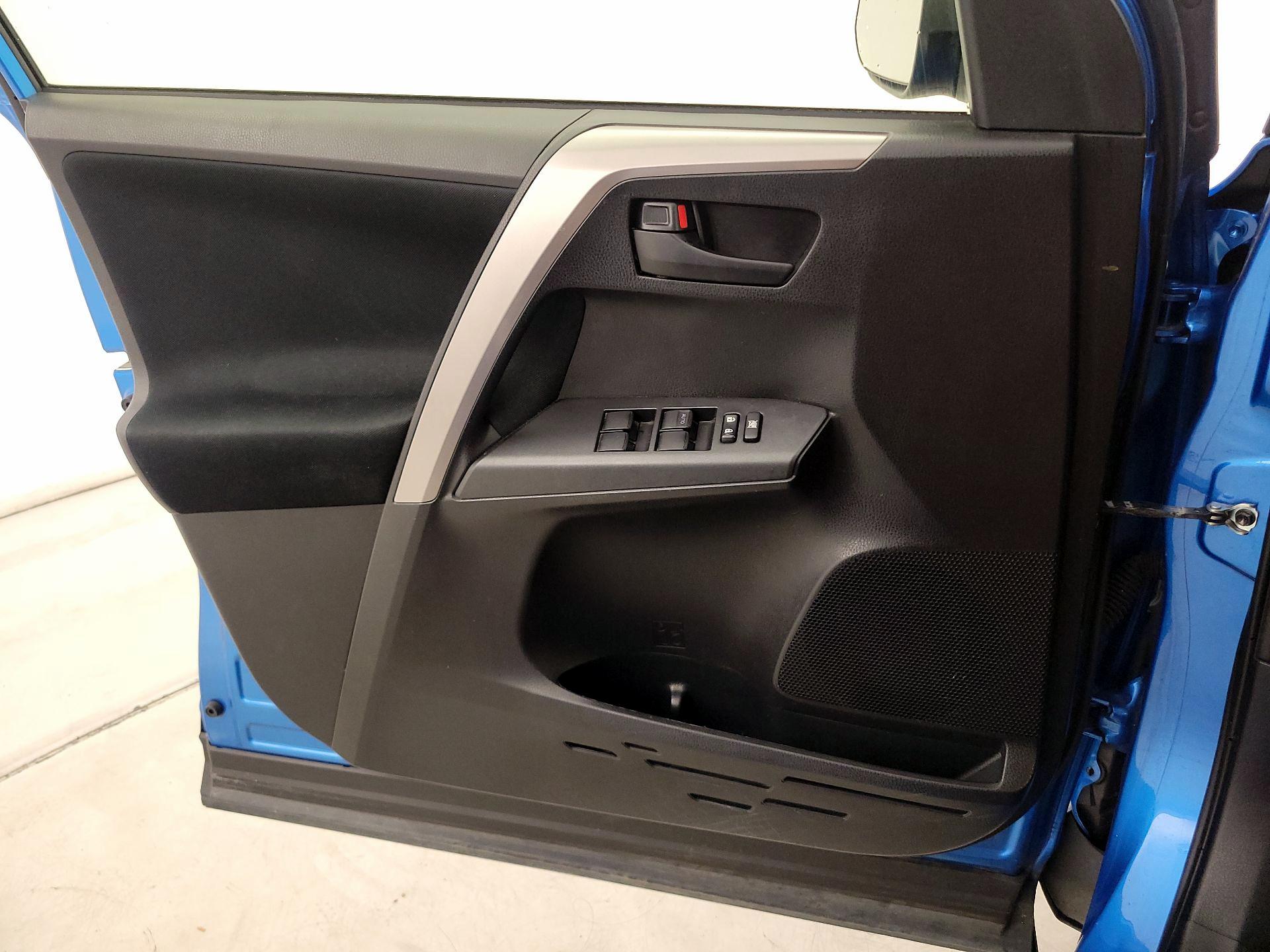 Thumbnail: 2018 Toyota RAV4 - 12