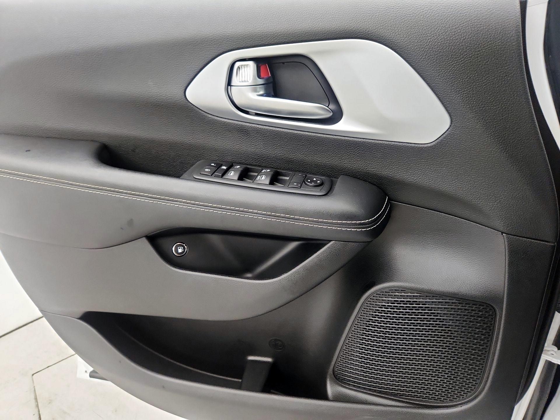 Thumbnail: 2020 Chrysler Pacifica - 12