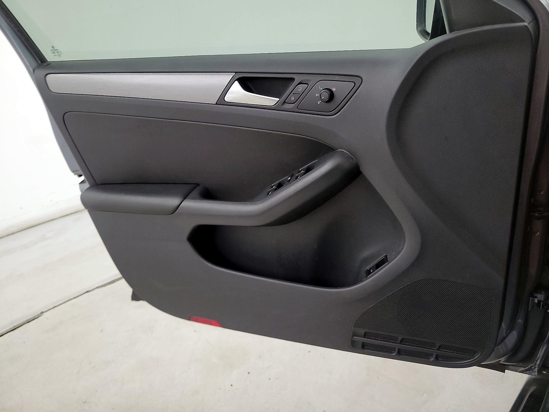 Thumbnail: 2016 Volkswagen Jetta - 12