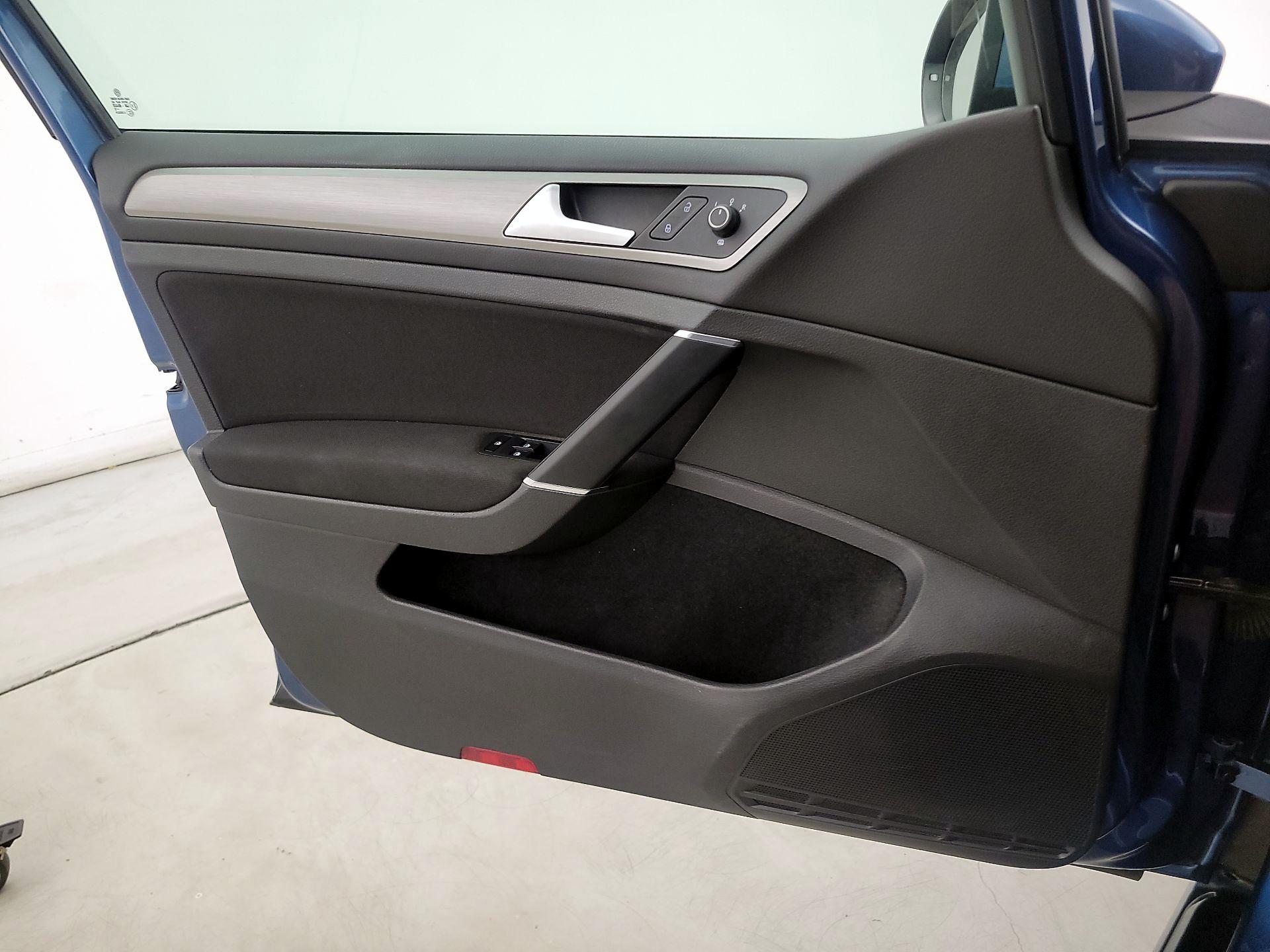 Thumbnail: 2016 Volkswagen Golf - 12