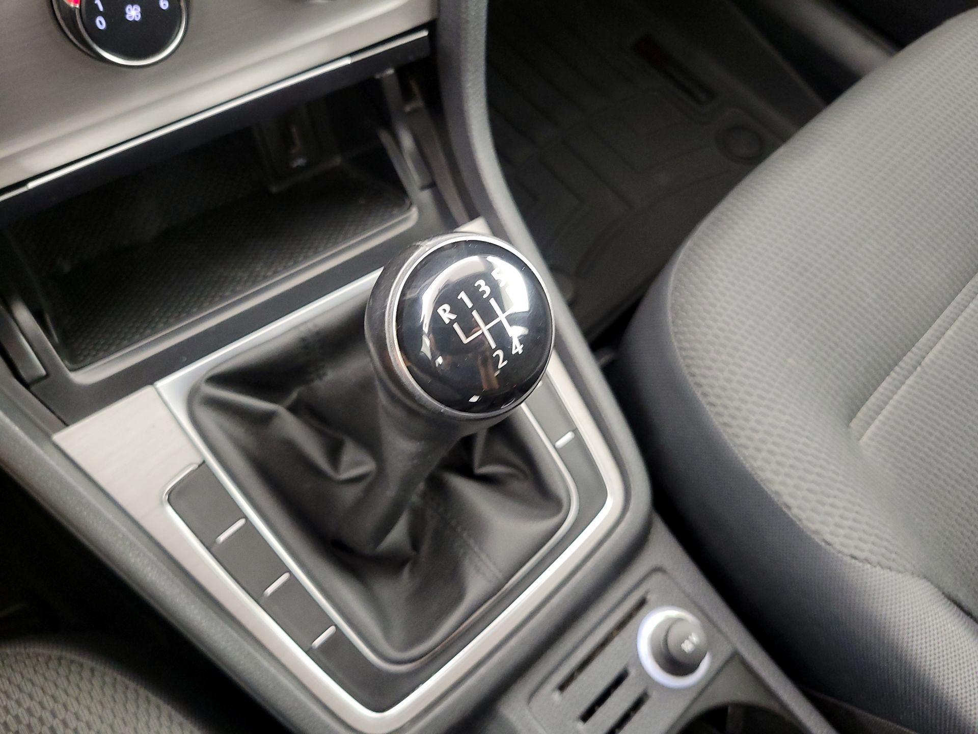 Thumbnail: 2016 Volkswagen Golf - 17