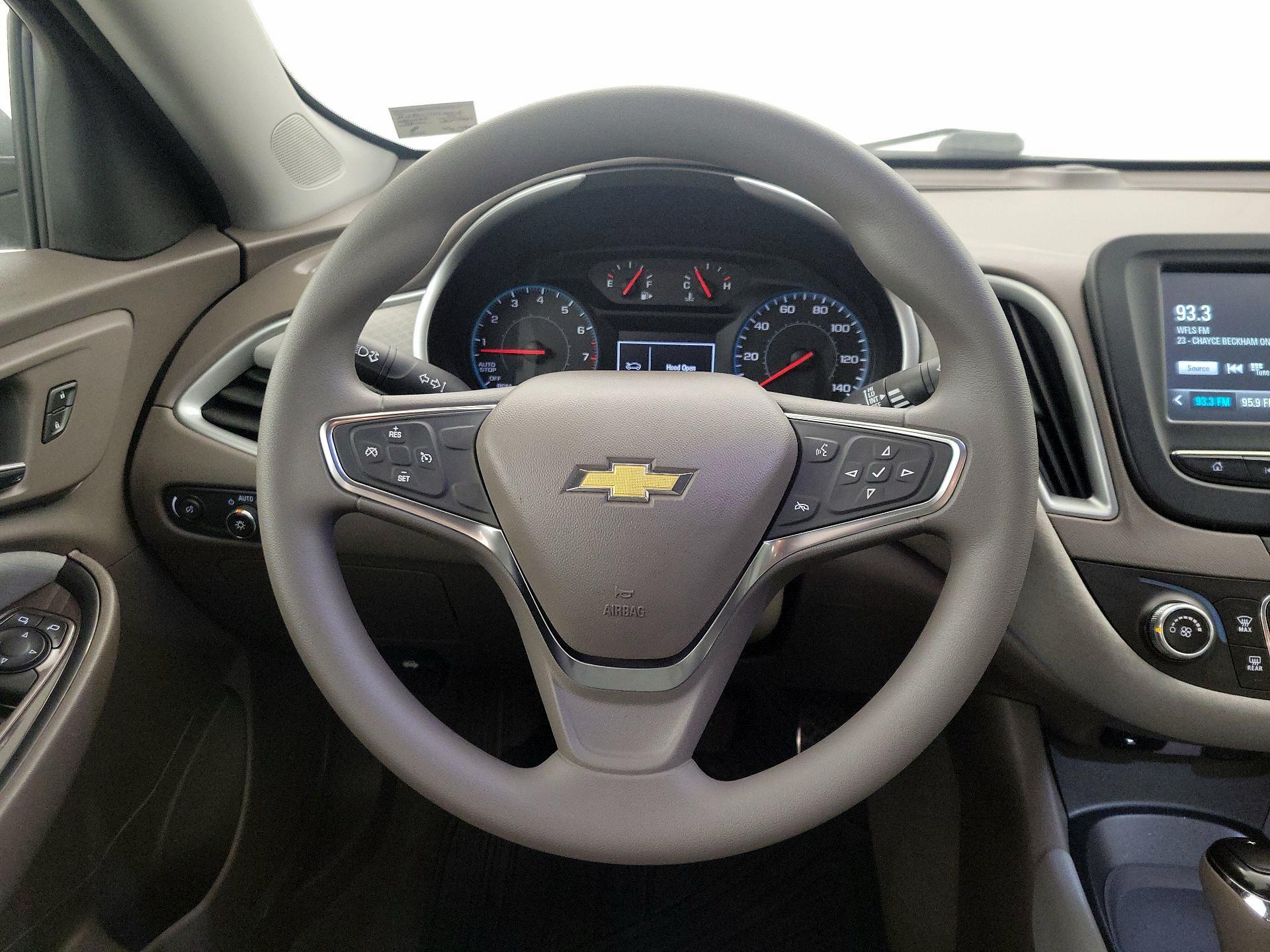 Thumbnail: 2017 Chevrolet Malibu - 10
