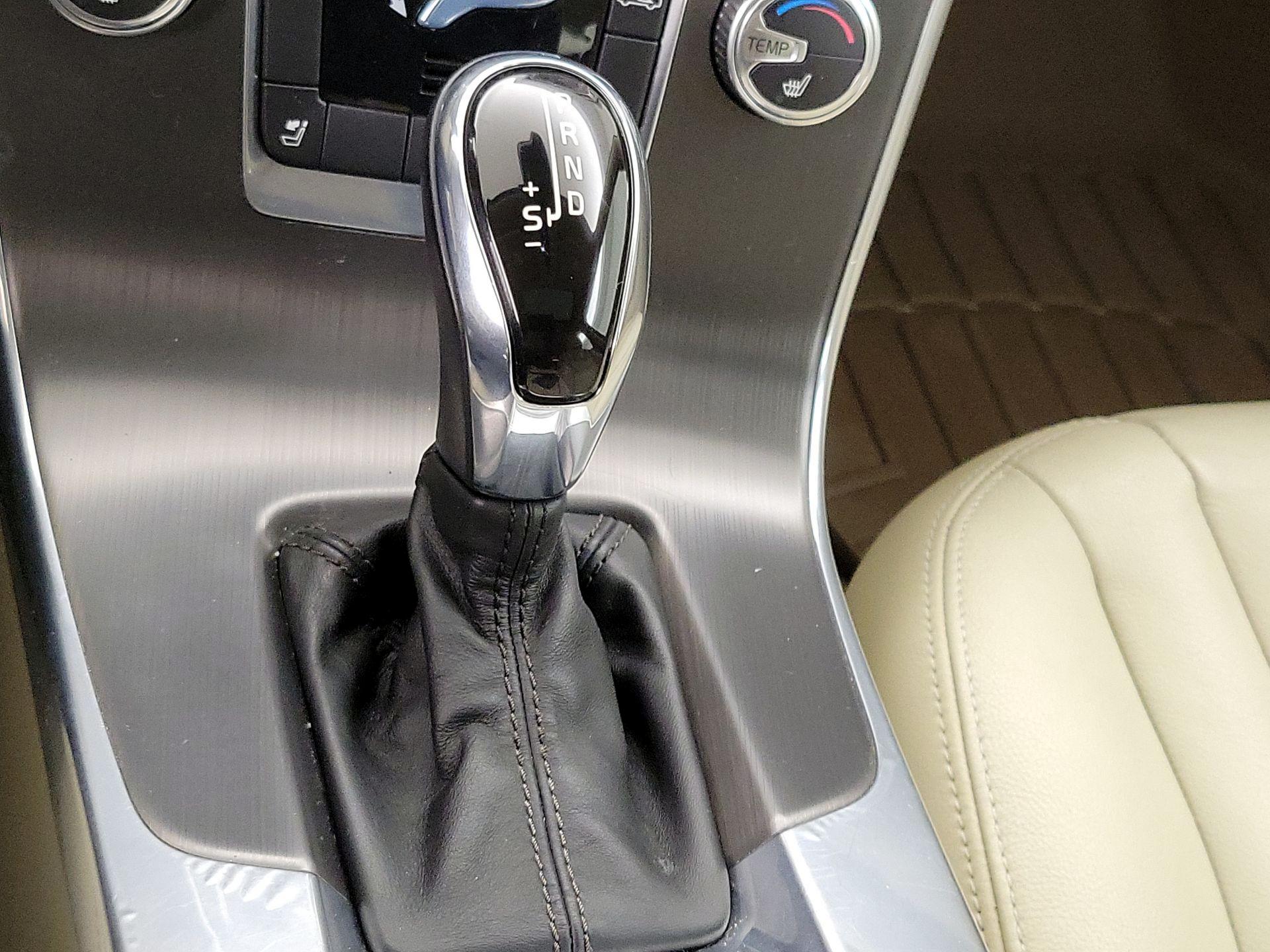 Thumbnail: 2015 Volvo V60 - 17