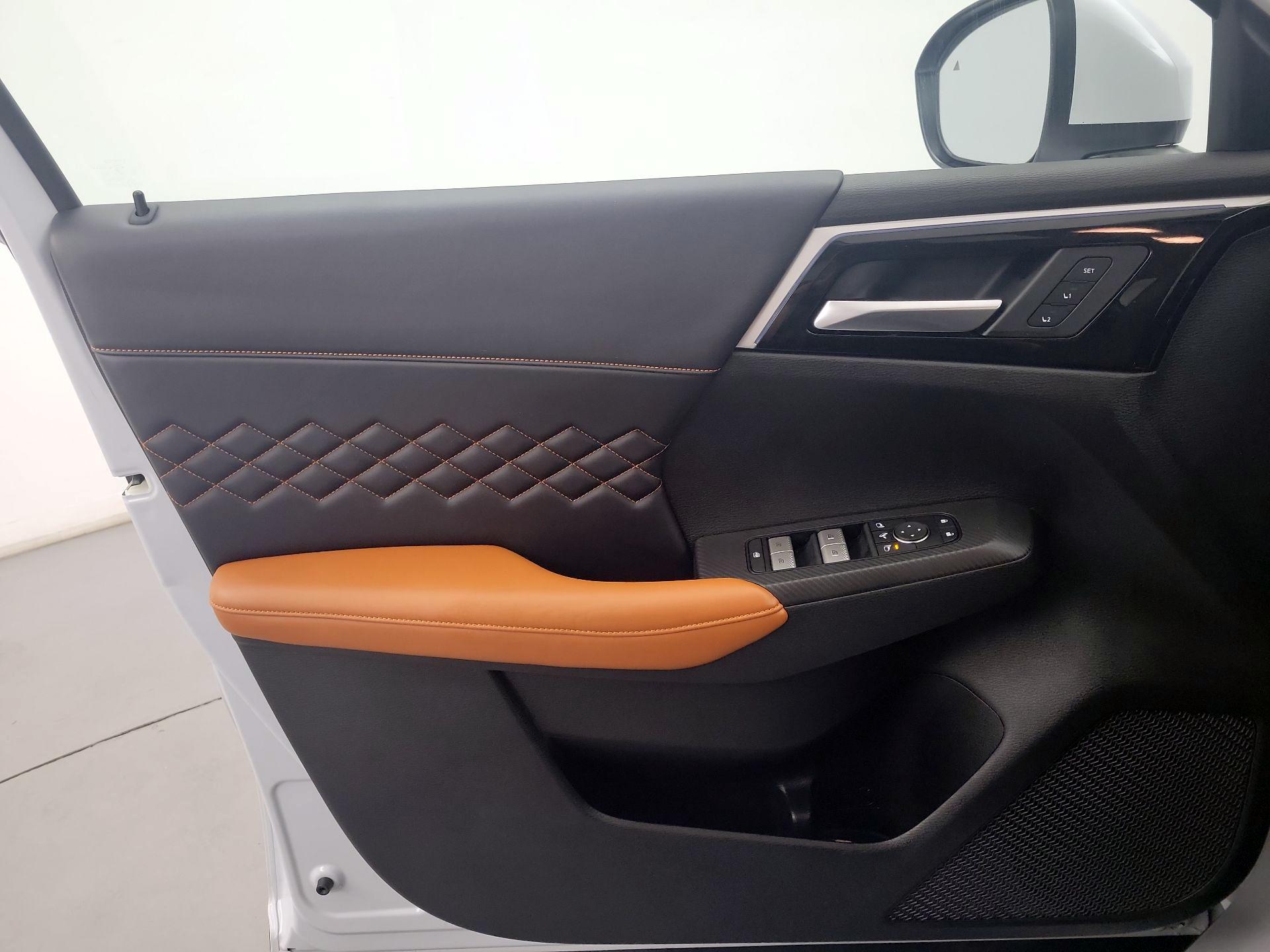 Thumbnail: 2023 Mitsubishi Outlander - 12