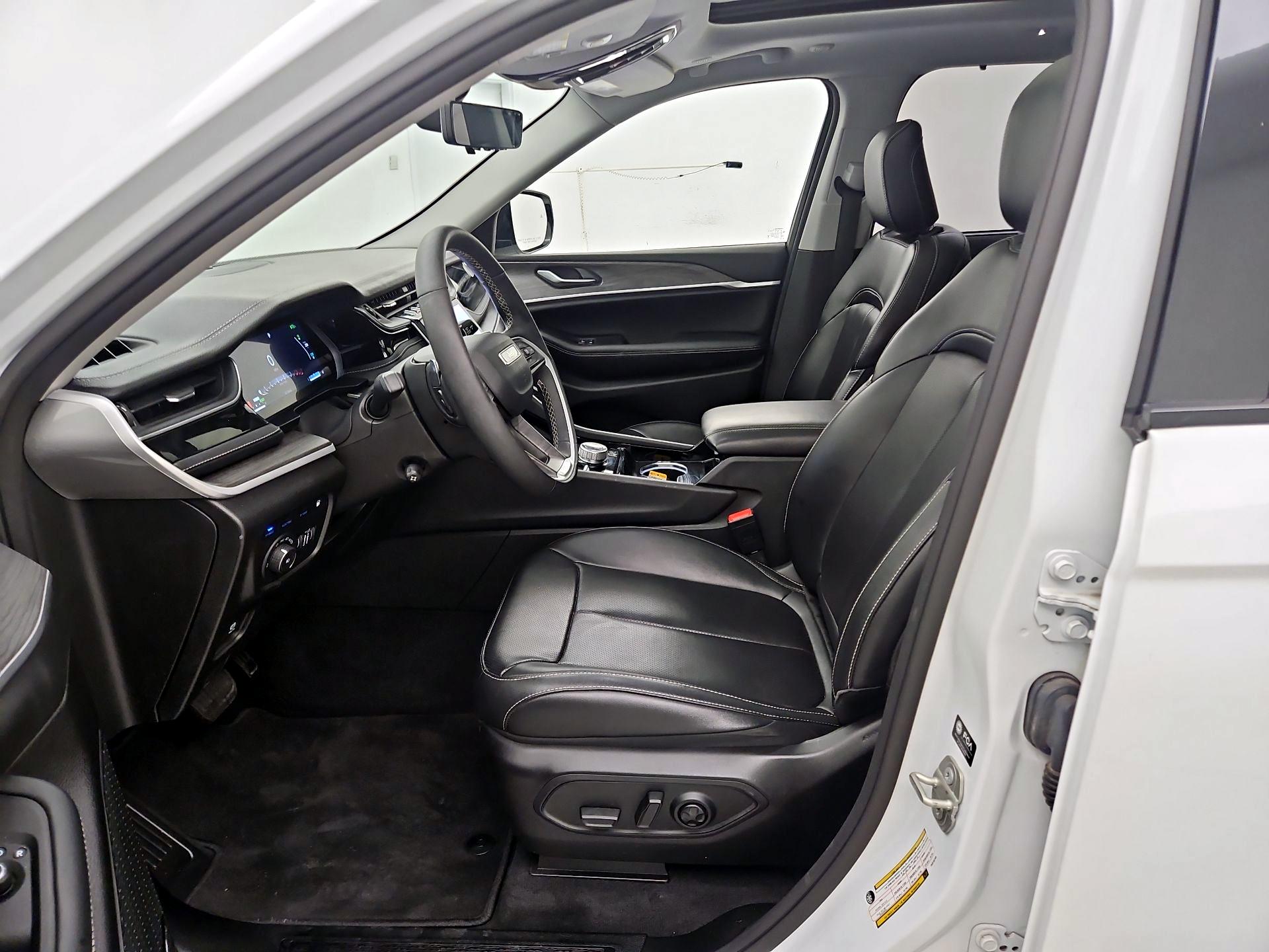 Thumbnail: 2023 Jeep Grand Cherokee - 11