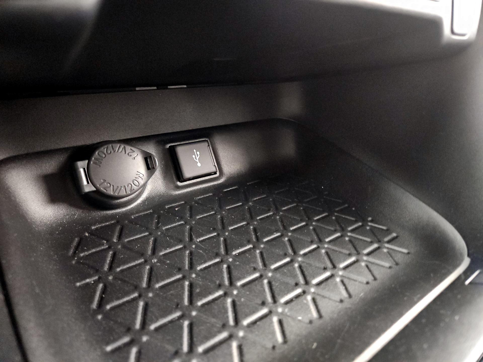 Thumbnail: 2022 Toyota RAV4 - 18