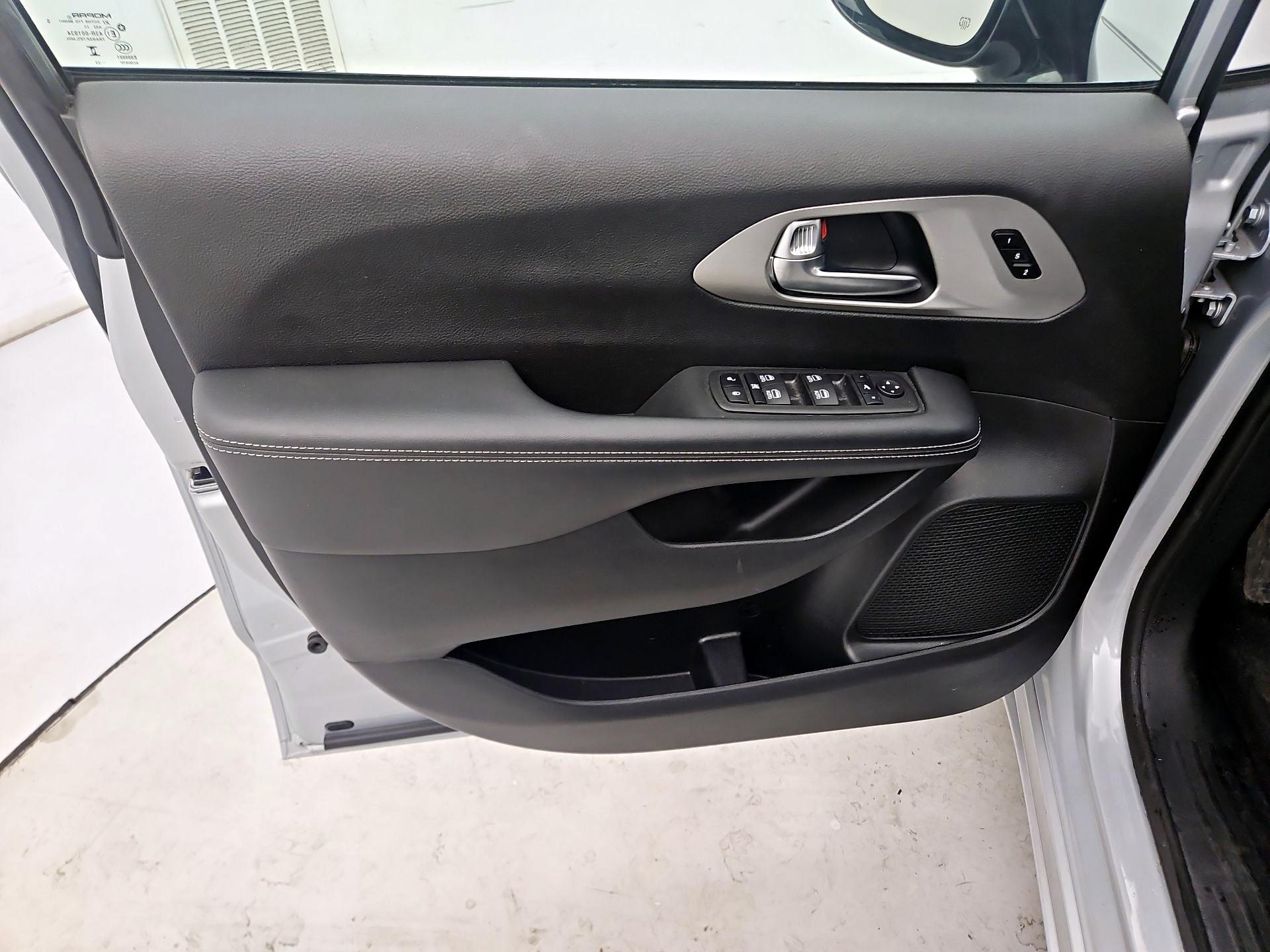Thumbnail: 2023 Chrysler Pacifica - 12