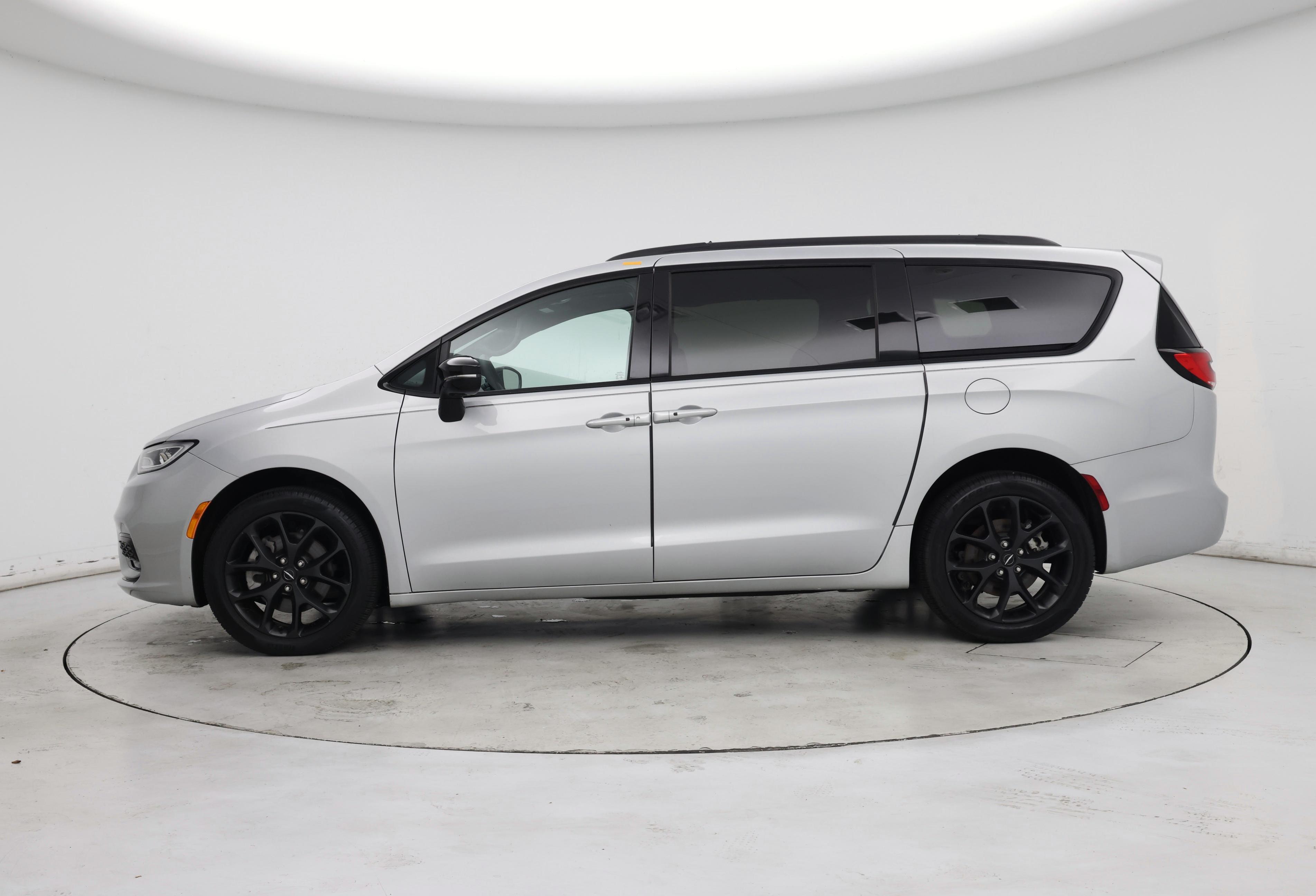 Thumbnail: 2023 Chrysler Pacifica - 3