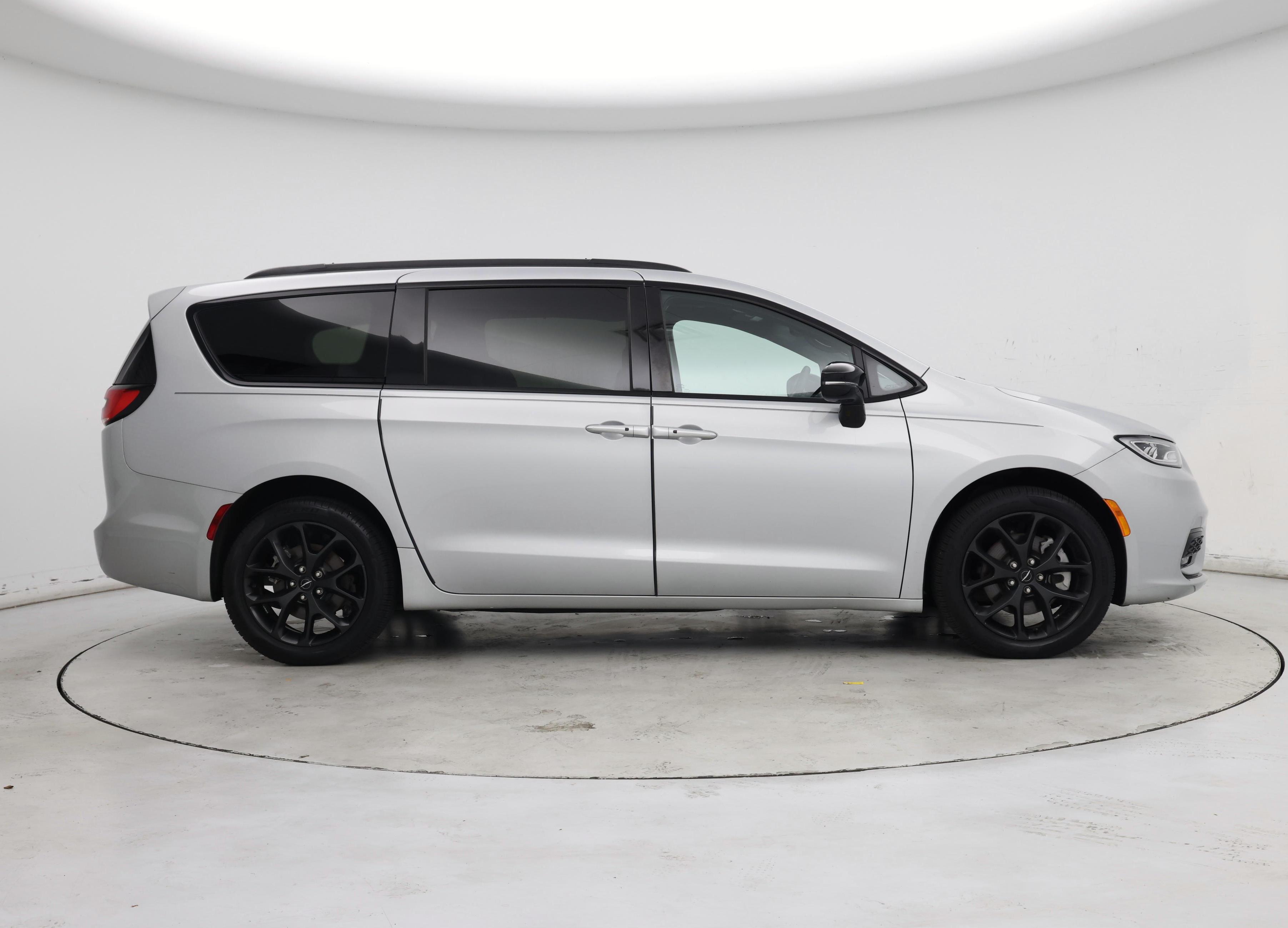 Thumbnail: 2023 Chrysler Pacifica - 7