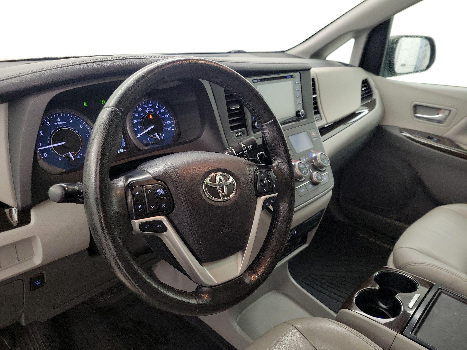 Thumbnail: 2020 Toyota Sienna - 9