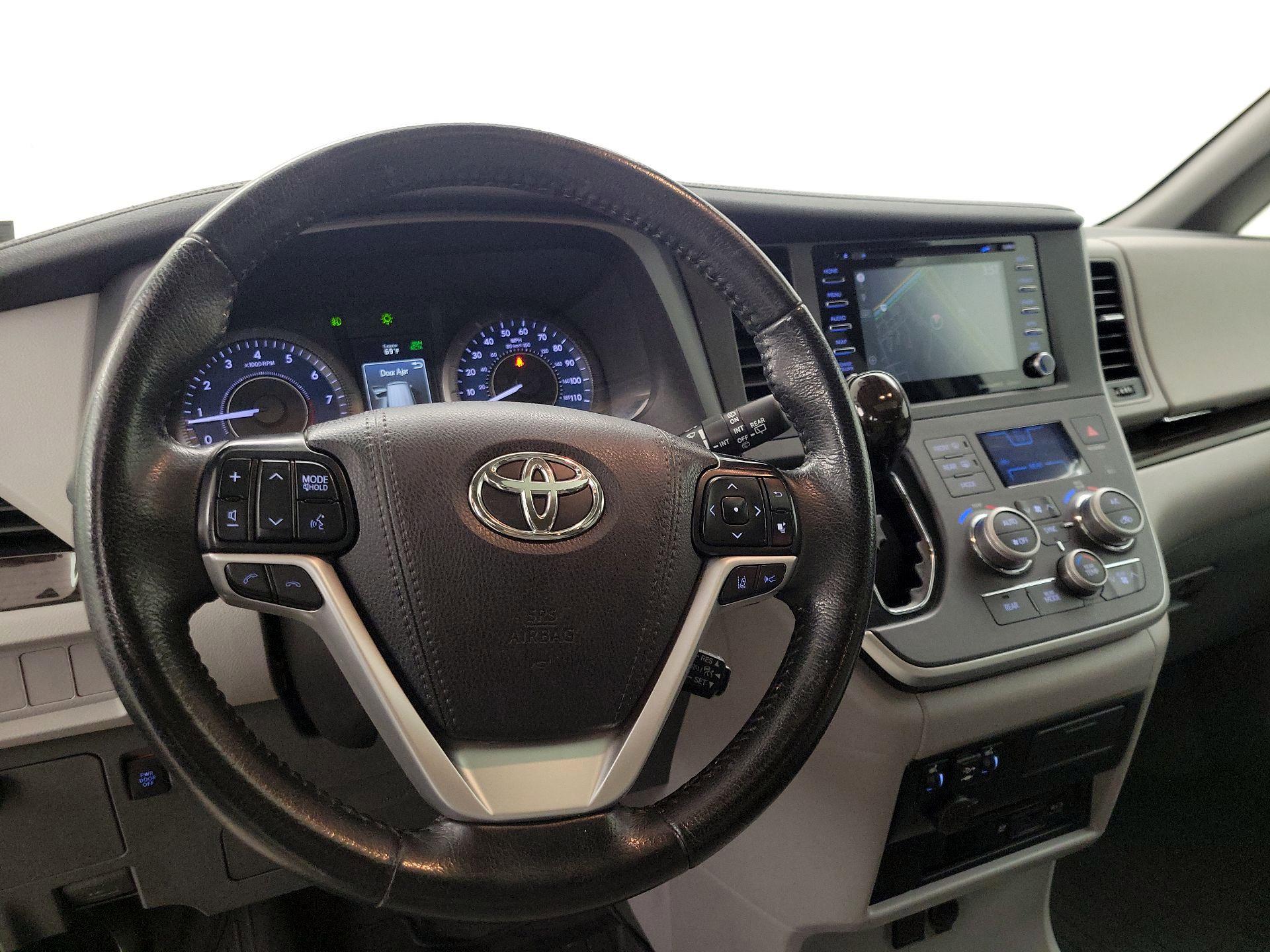 Thumbnail: 2020 Toyota Sienna - 10