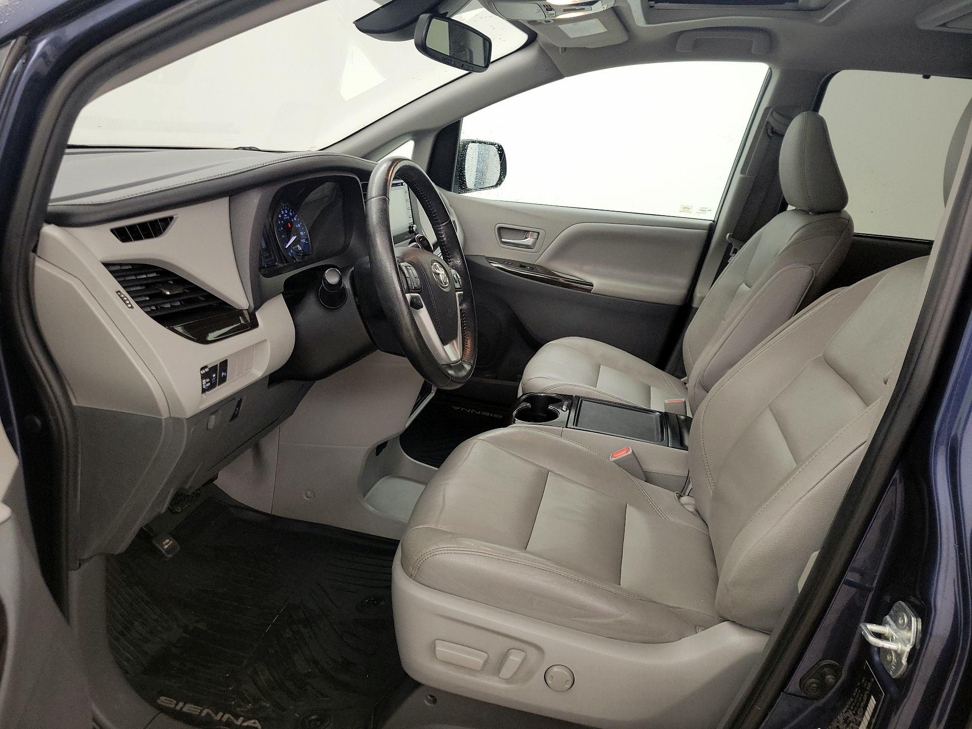 Thumbnail: 2020 Toyota Sienna - 11