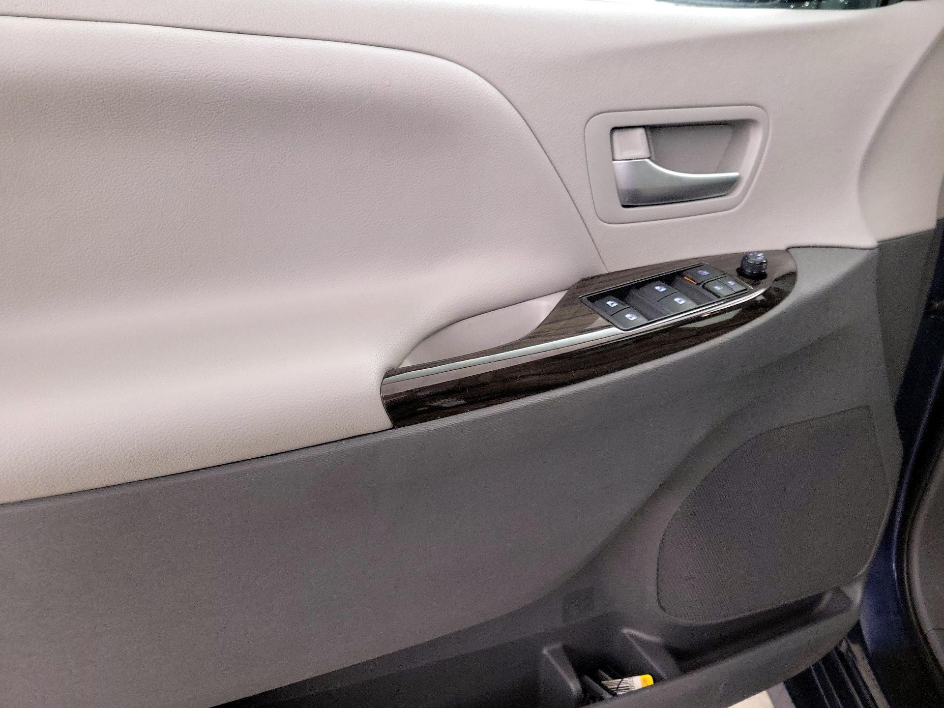 Thumbnail: 2020 Toyota Sienna - 12