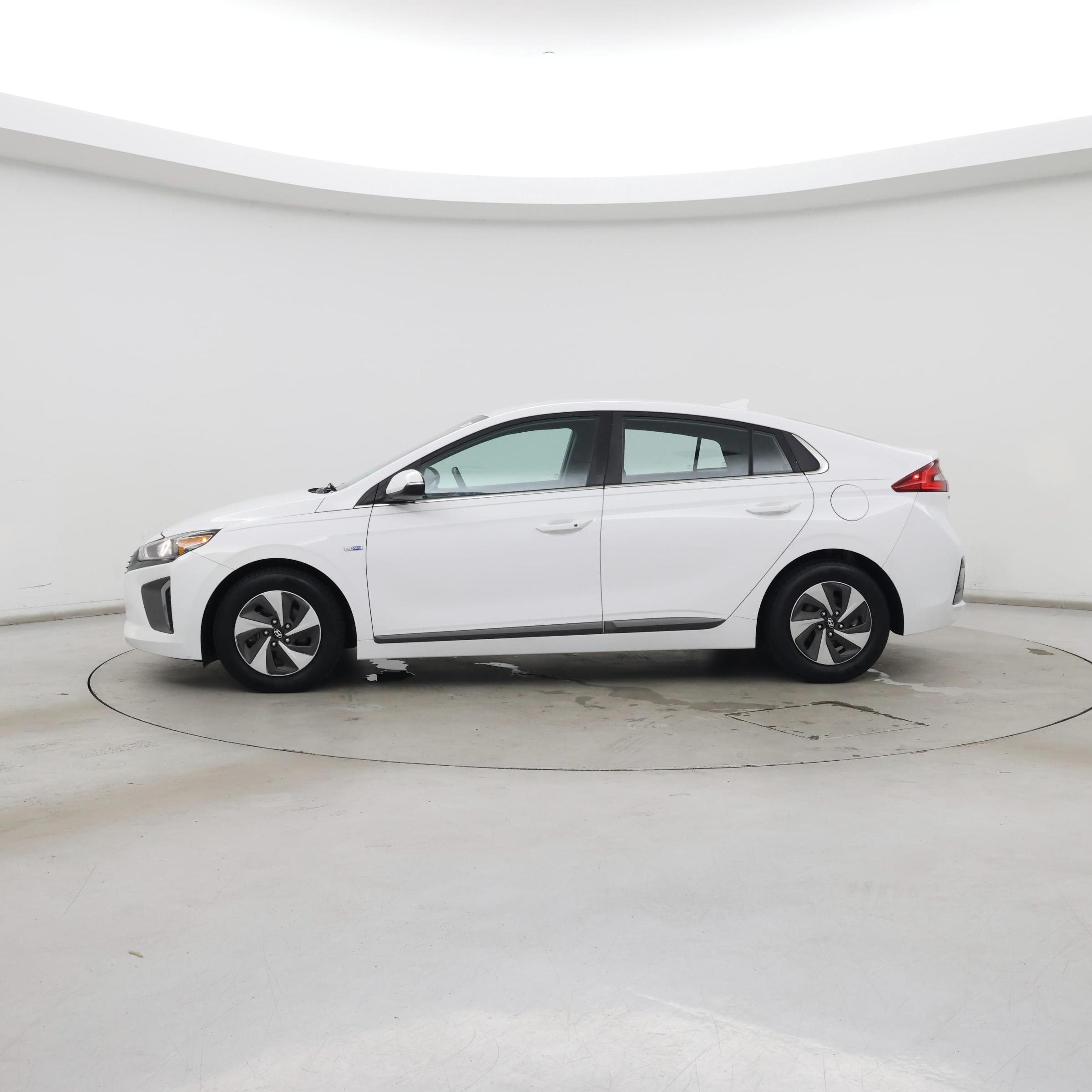 Thumbnail: 2017 Hyundai Ioniq - 3