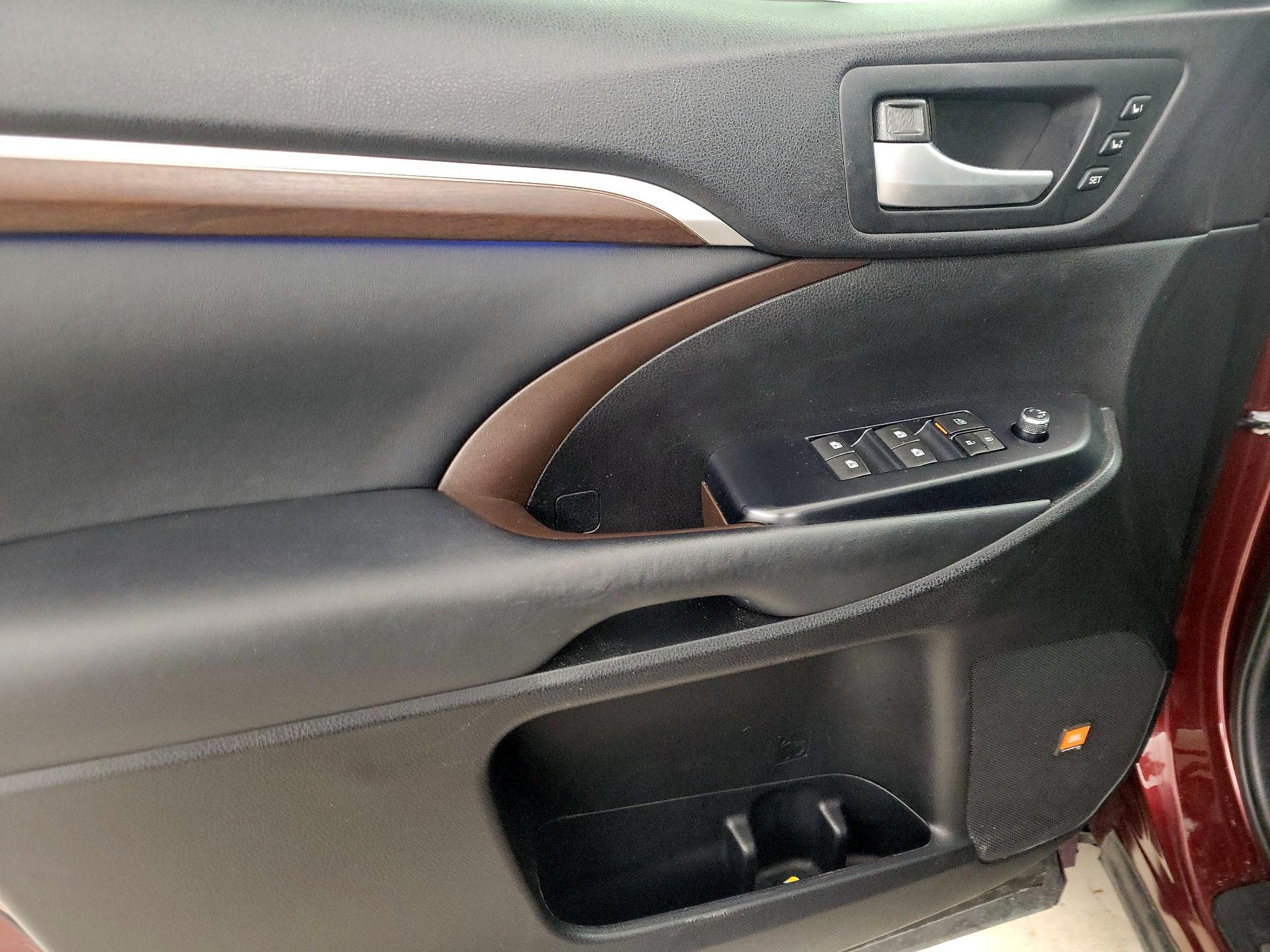 Thumbnail: 2015 Toyota Highlander - 12