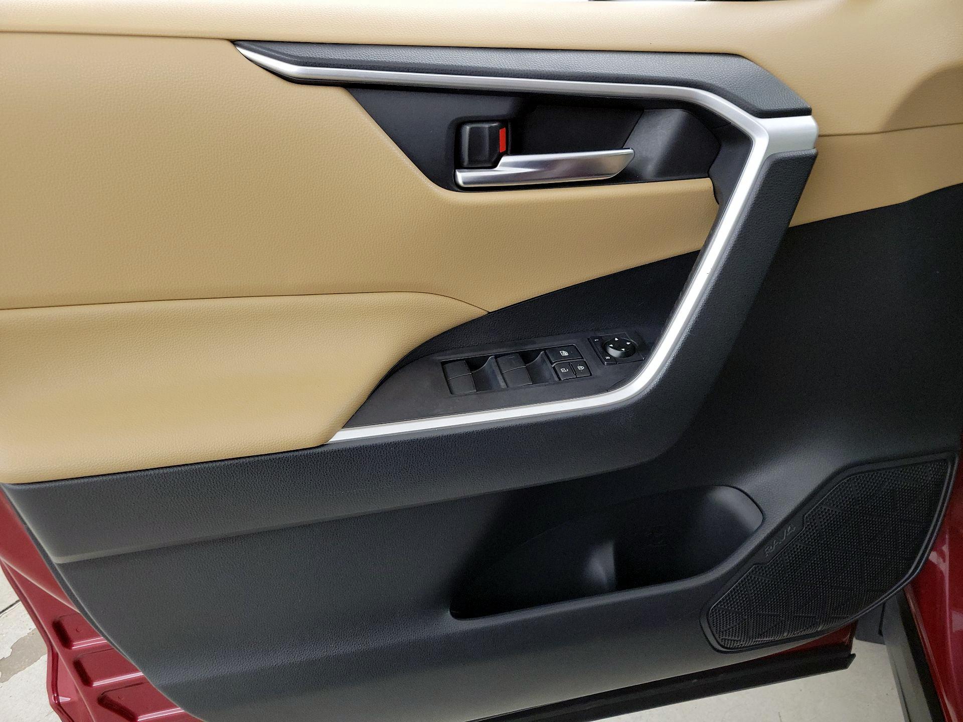 Thumbnail: 2019 Toyota RAV4 - 12