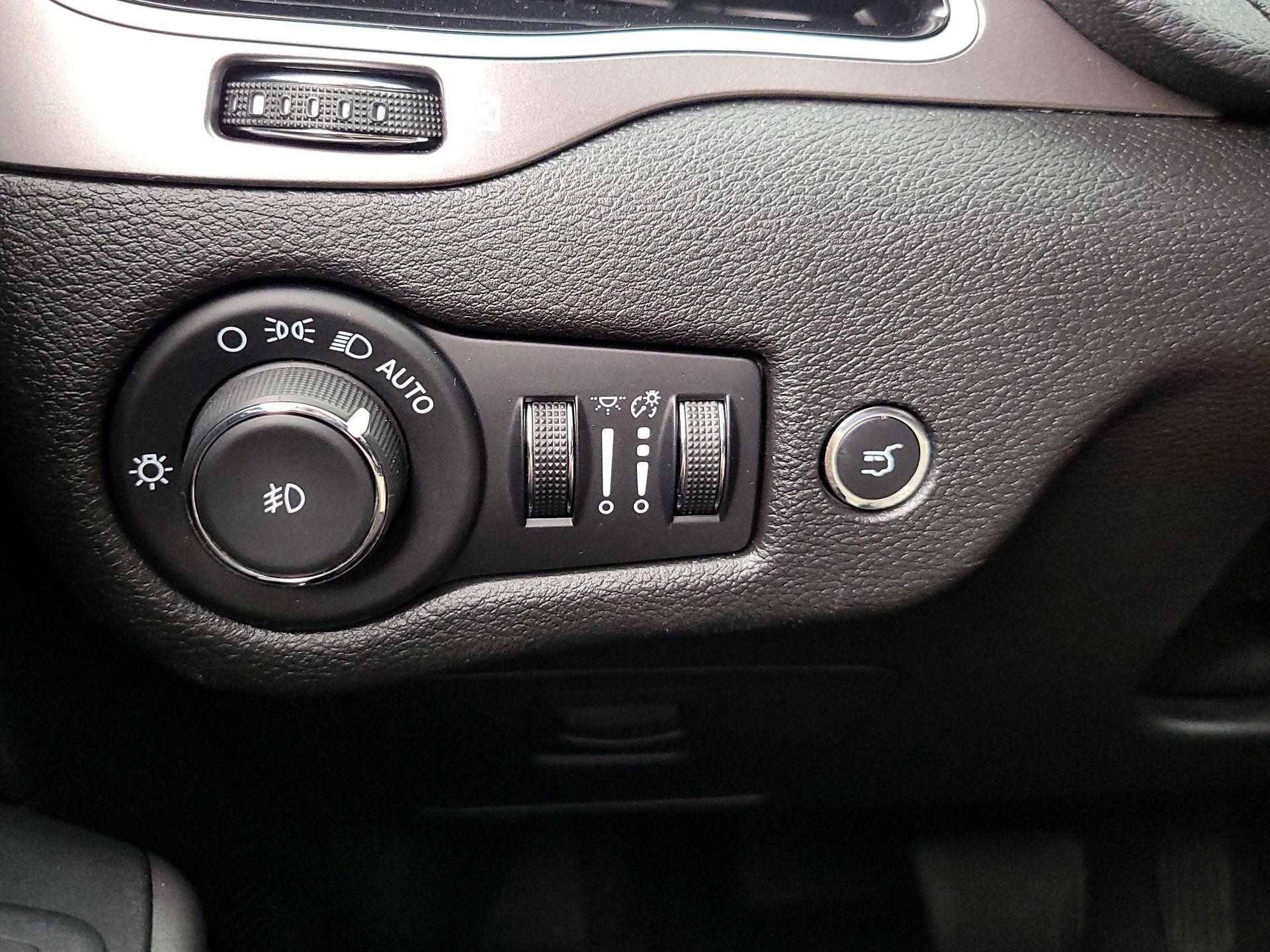 Thumbnail: 2021 Jeep Cherokee - 13