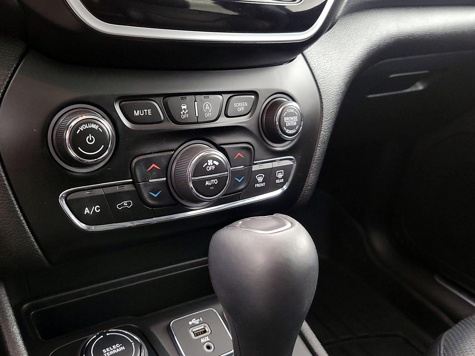 Thumbnail: 2021 Jeep Cherokee - 16
