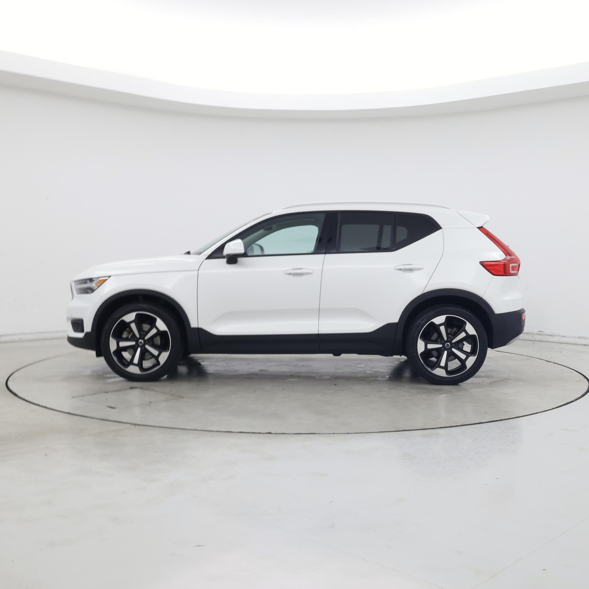 Thumbnail: 2022 Volvo XC40 - 3