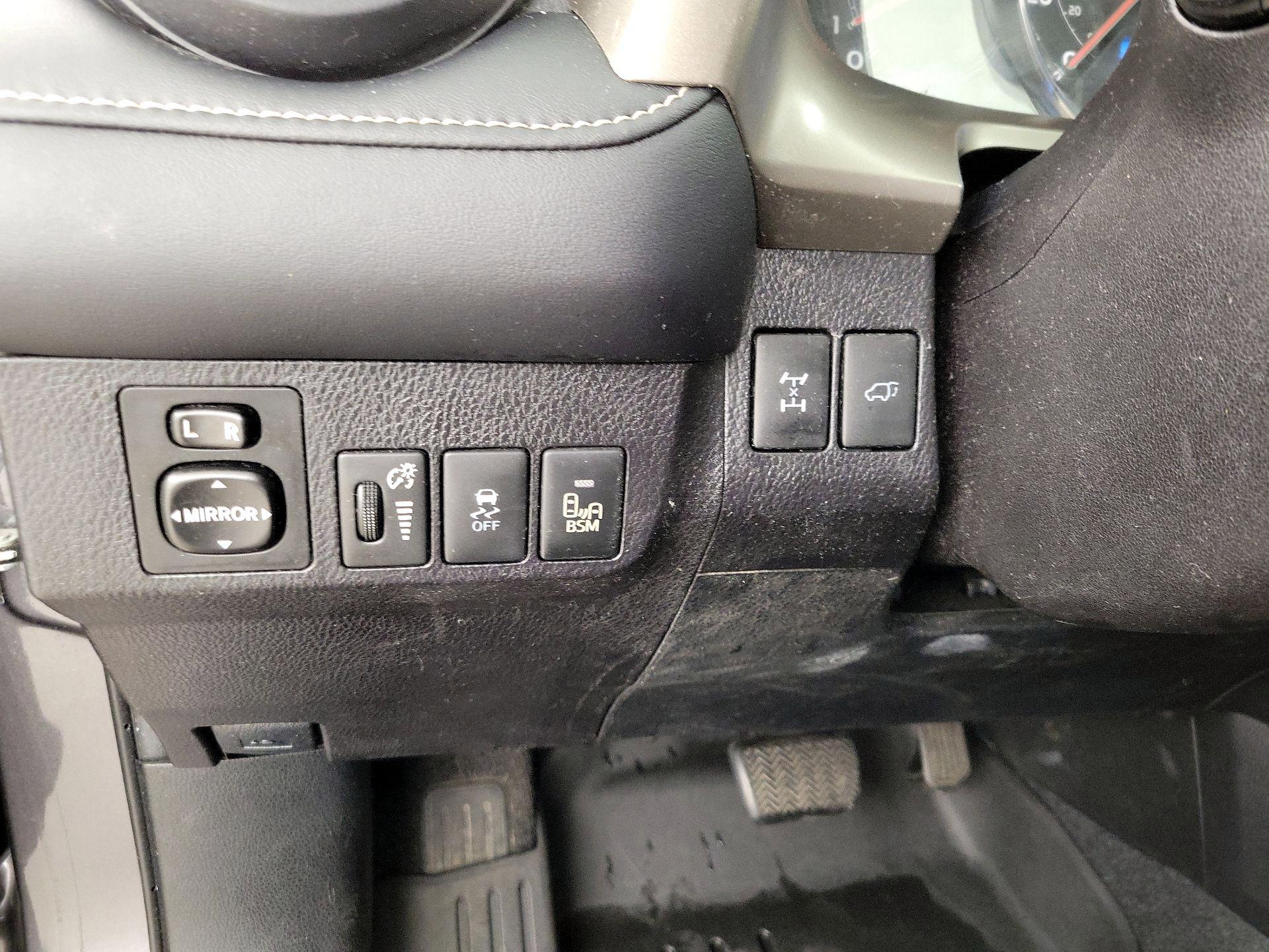 Thumbnail: 2015 Toyota RAV4 - 13