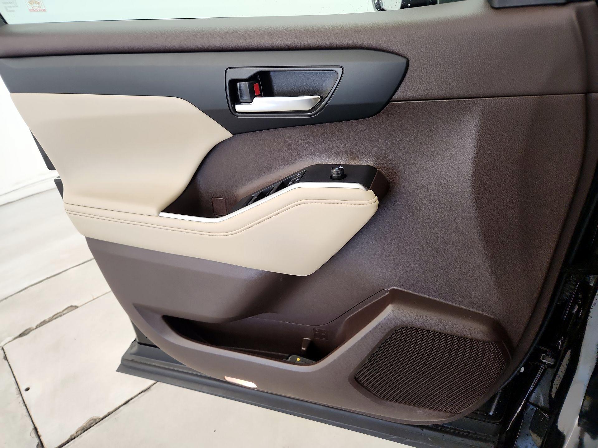 Thumbnail: 2020 Toyota Highlander - 12